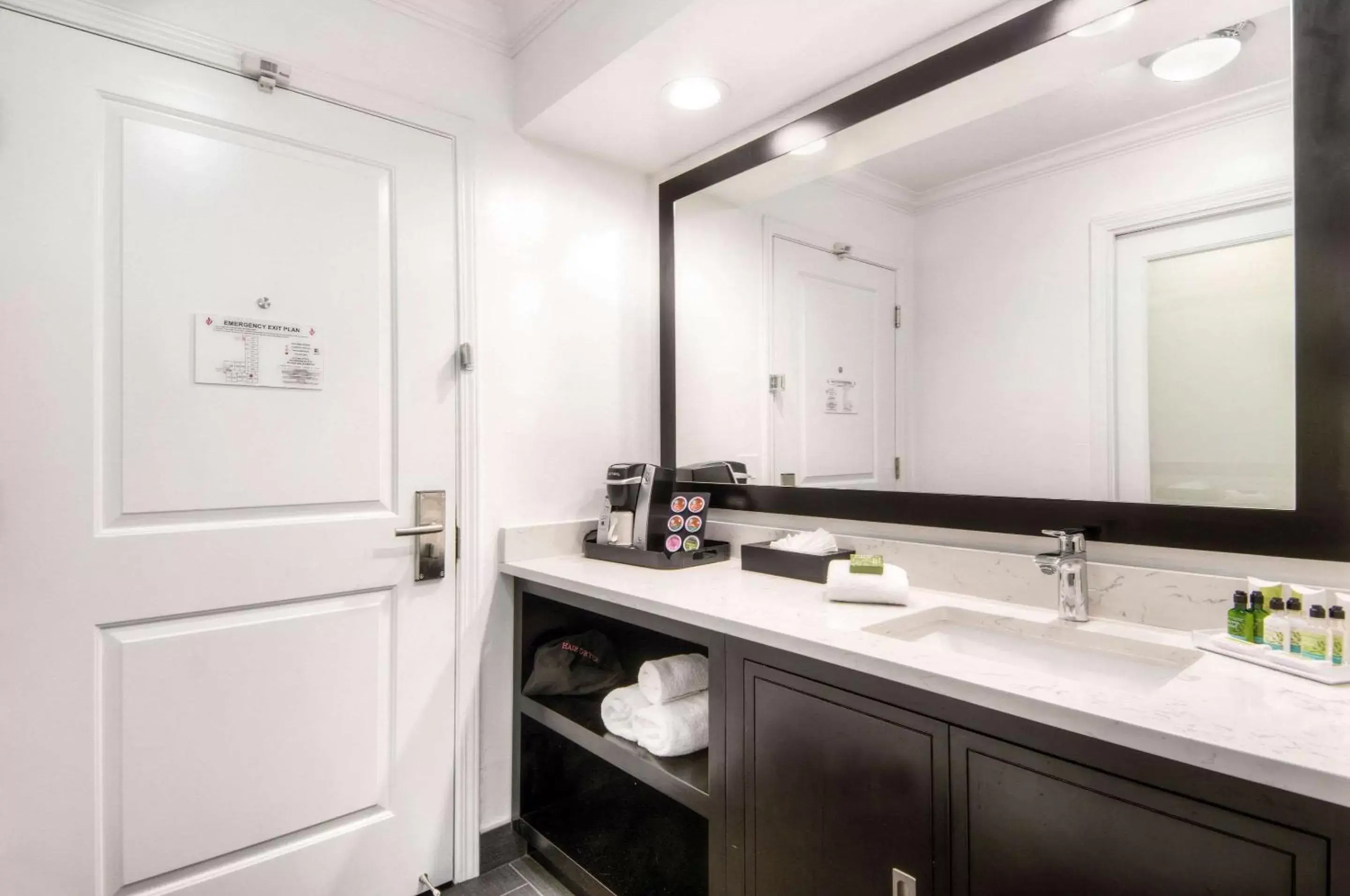 Photo of the whole room, Bathroom in Aggie Inn, Ascend Hotel Collection