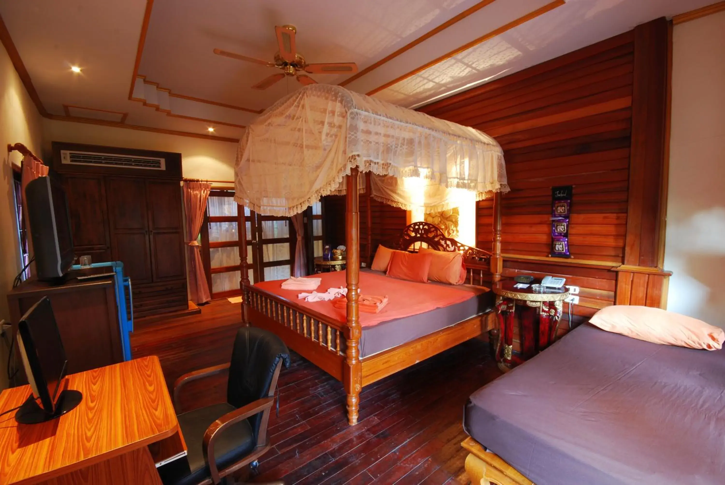 Photo of the whole room, Bed in Chaweng Resort