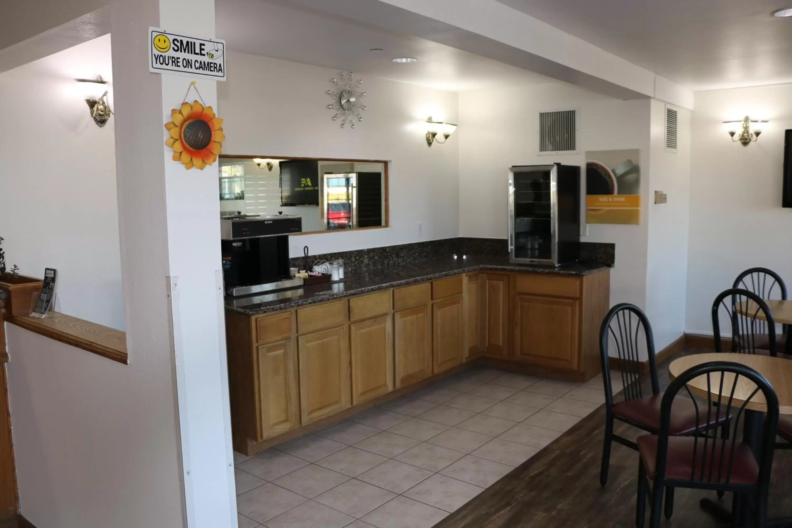 Lobby or reception, Kitchen/Kitchenette in Rice Hill Inn