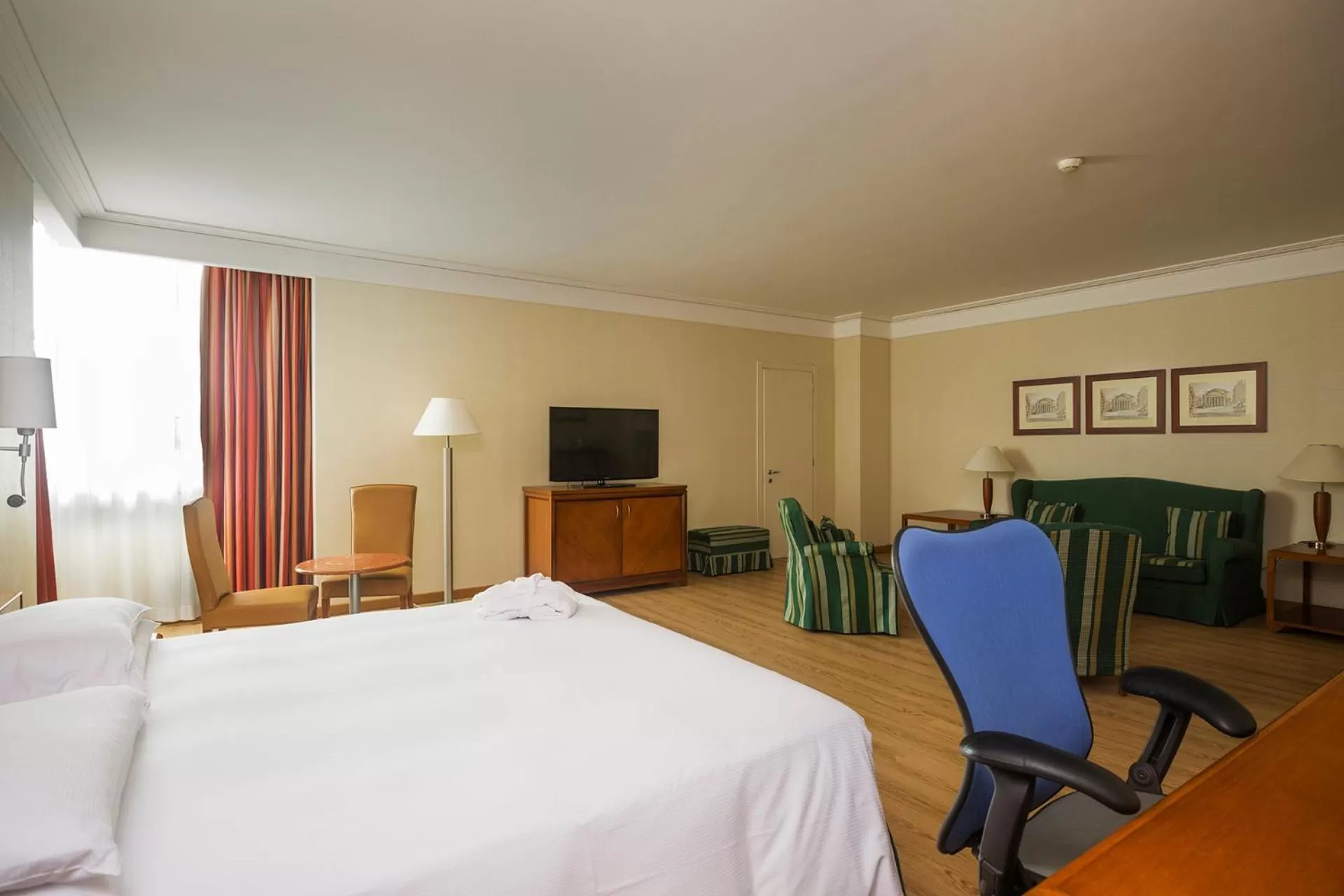 Living room, Bed in Hilton Rome Airport