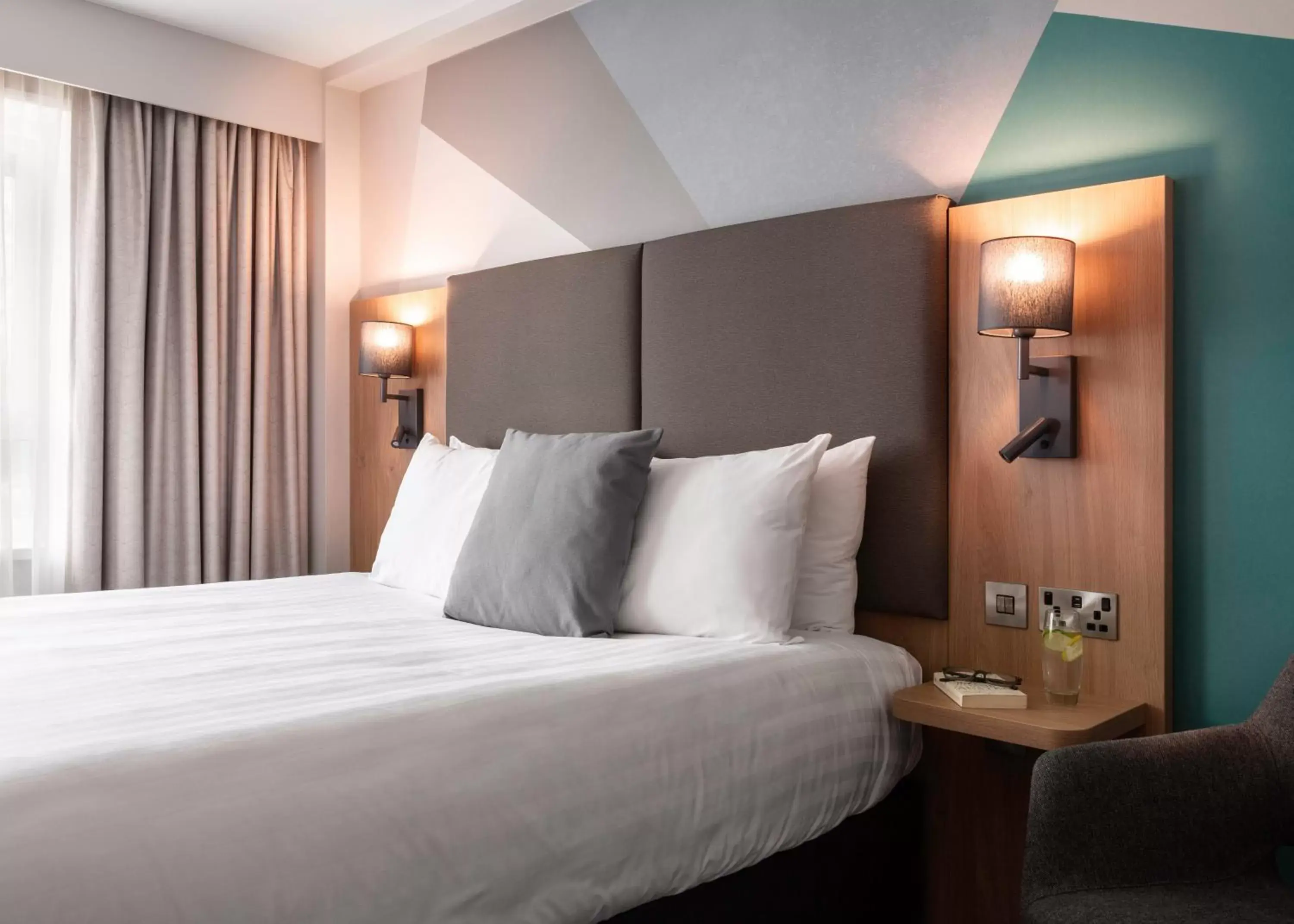 Bedroom, Bed in Holiday Inn London-Bexley, an IHG Hotel