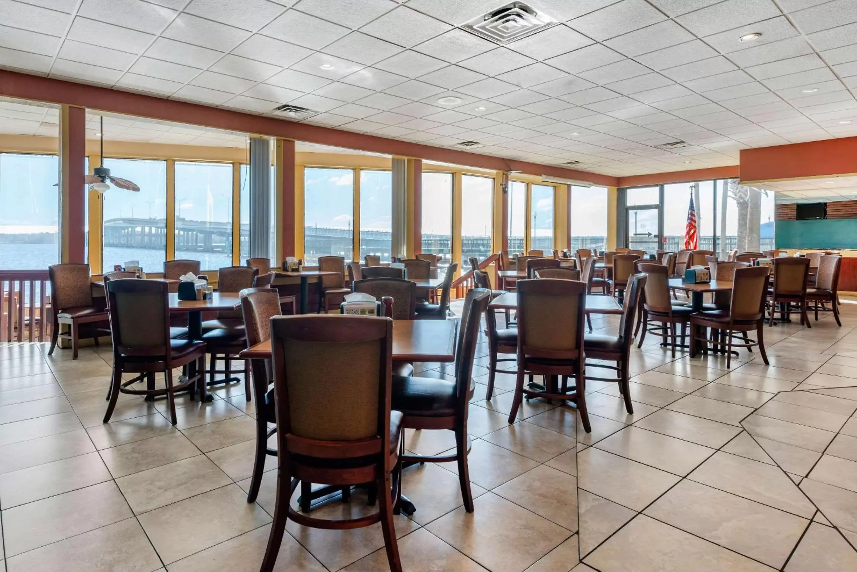 Restaurant/Places to Eat in Quality Inn and Suites Riverfront