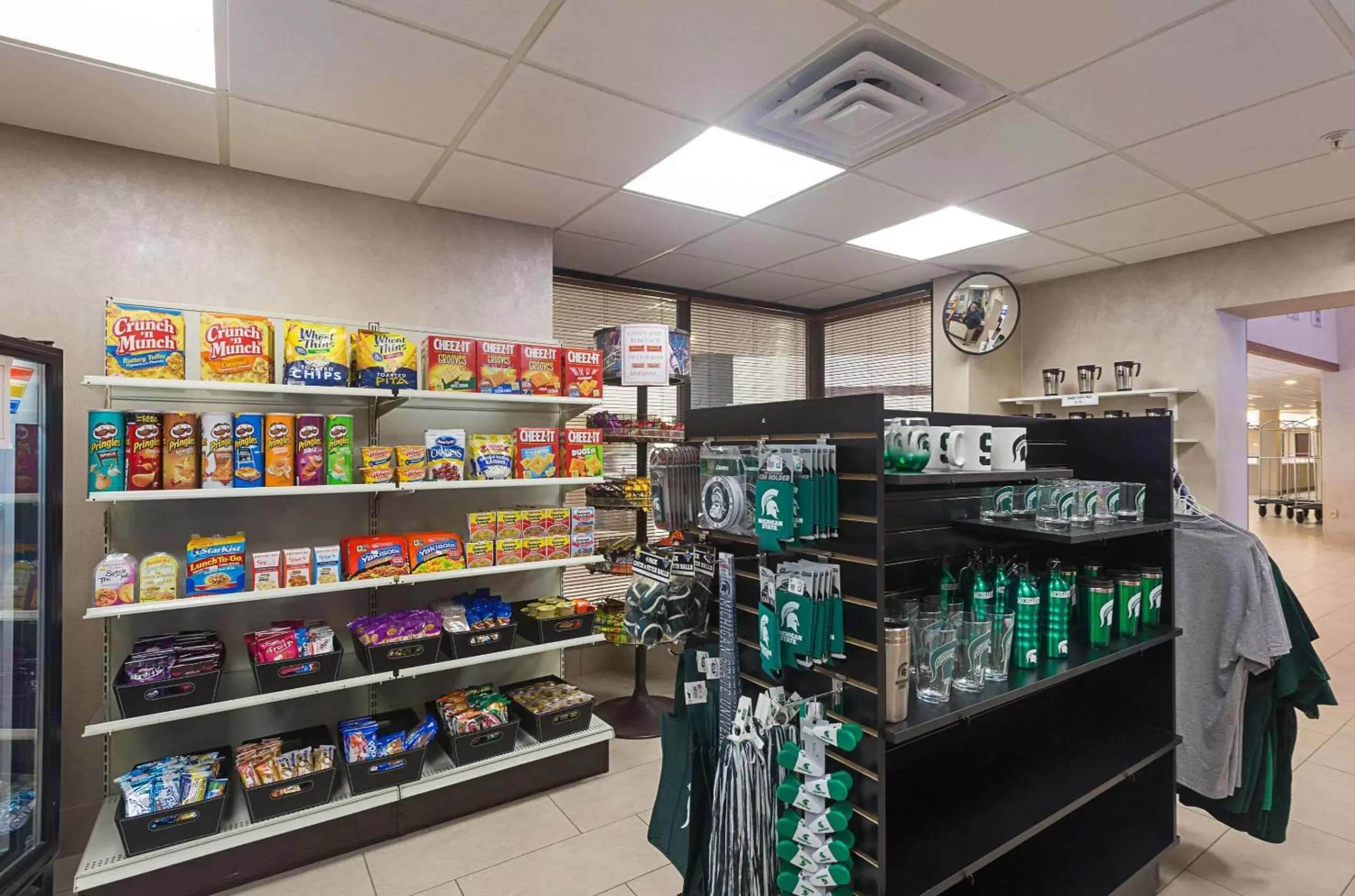 Lobby or reception, Supermarket/Shops in Quality Suites Hotel - Lansing