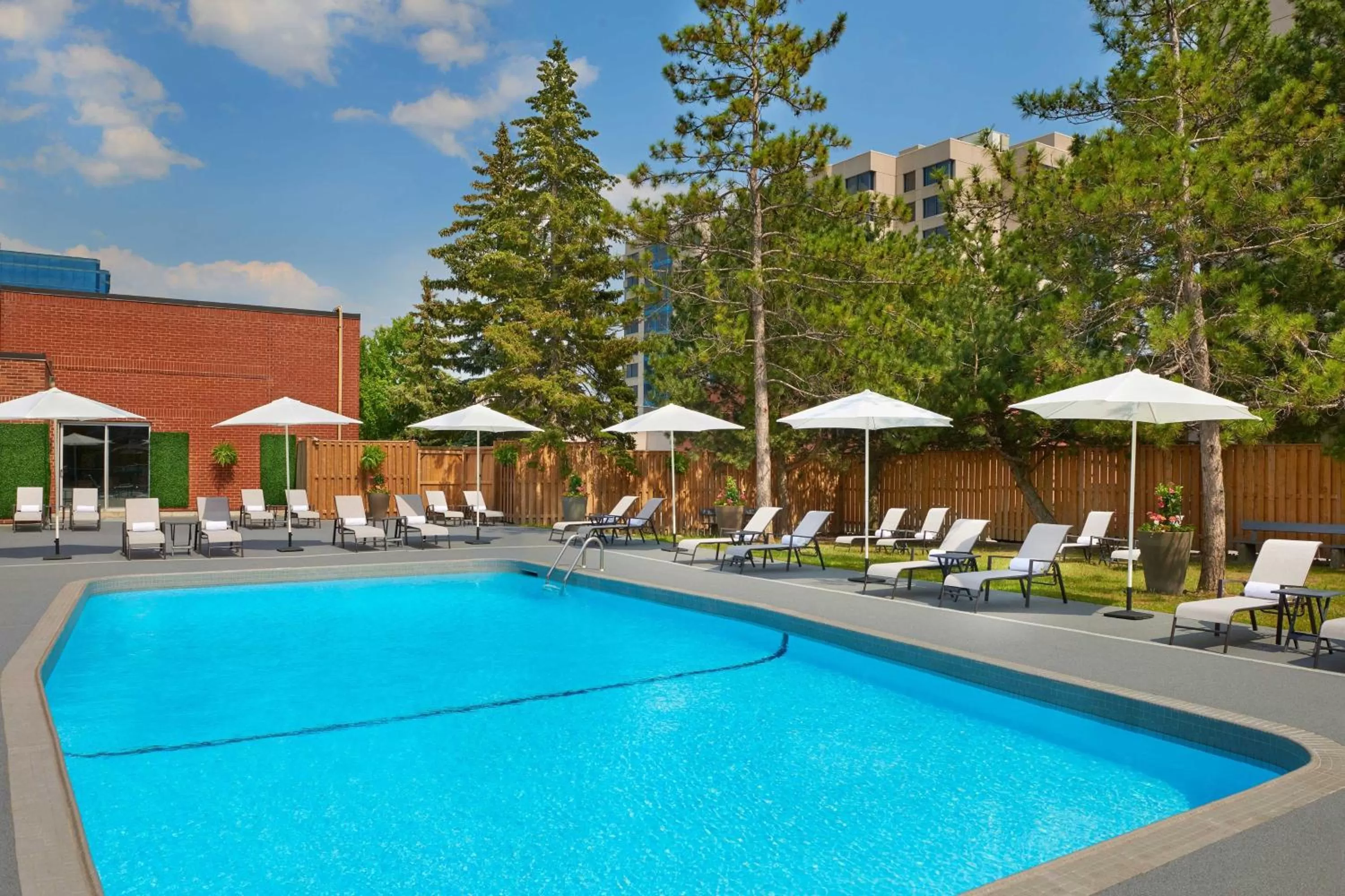 Swimming pool in Sheraton Parkway Toronto North Hotel & Suites