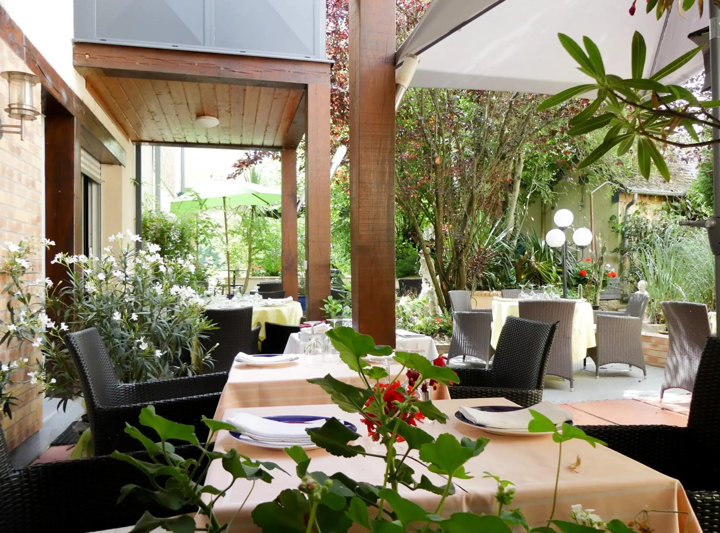 Restaurant/Places to Eat in Citotel Le Clos Champel