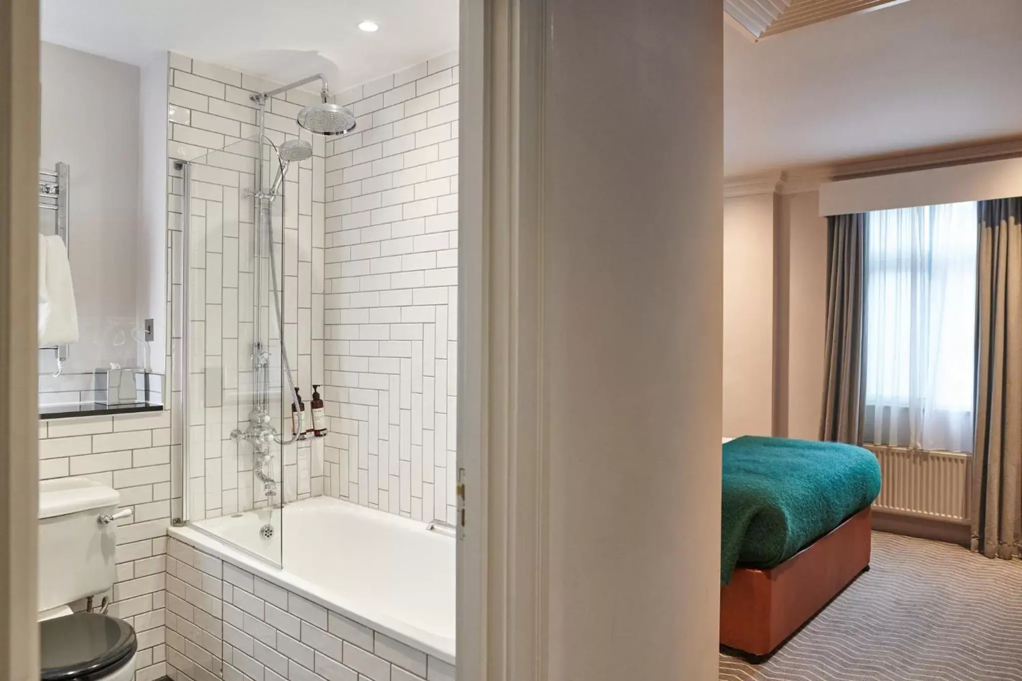 Photo of the whole room, Bathroom in Kimpton Clocktower, an IHG Hotel