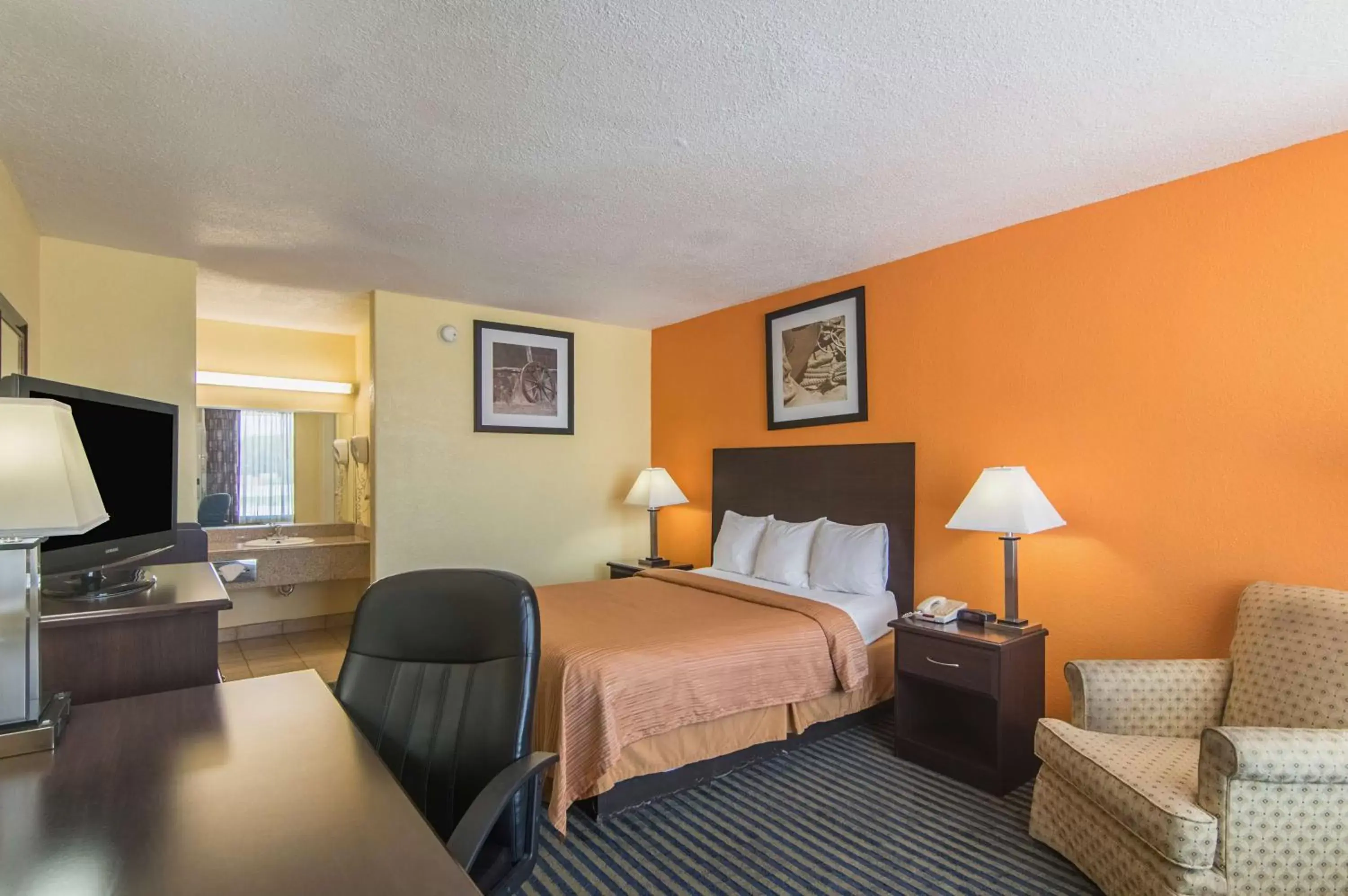 Photo of the whole room, Bed in Motel 6-Liberal, KS