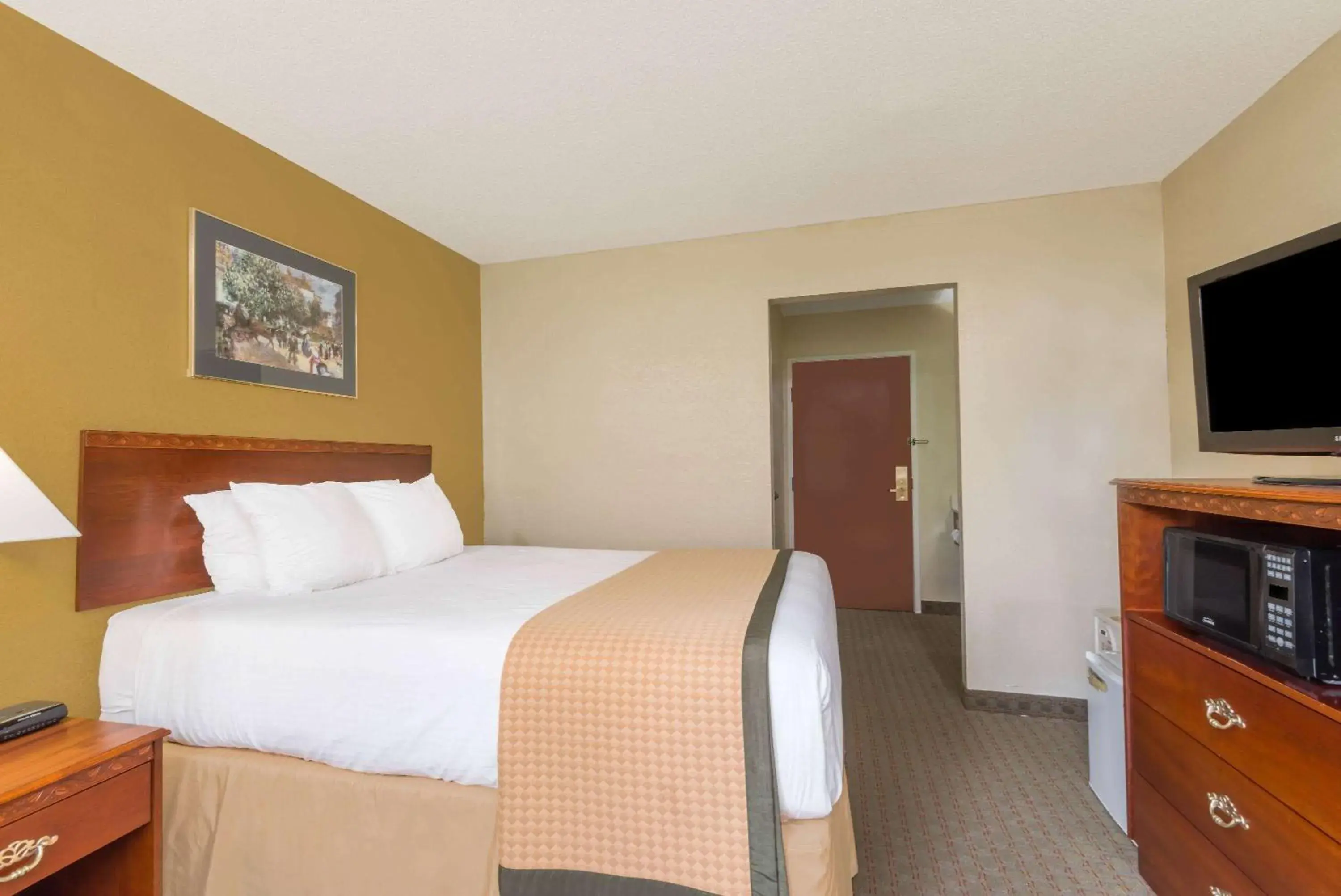 Photo of the whole room, Bed in Days Inn by Wyndham Norton