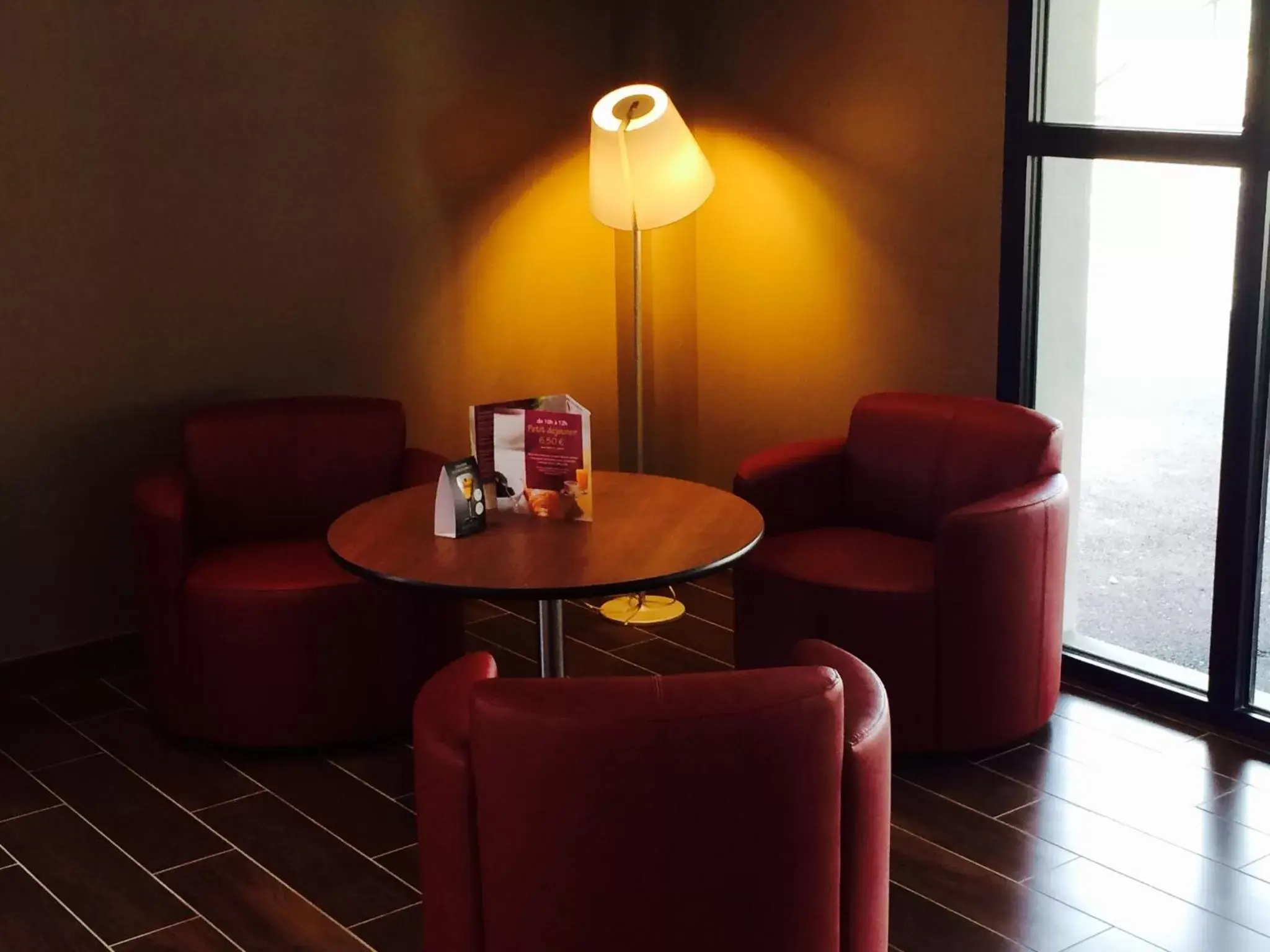 Lounge or bar, Seating Area in Campanile Bordeaux Ouest - Mérignac Aéroport