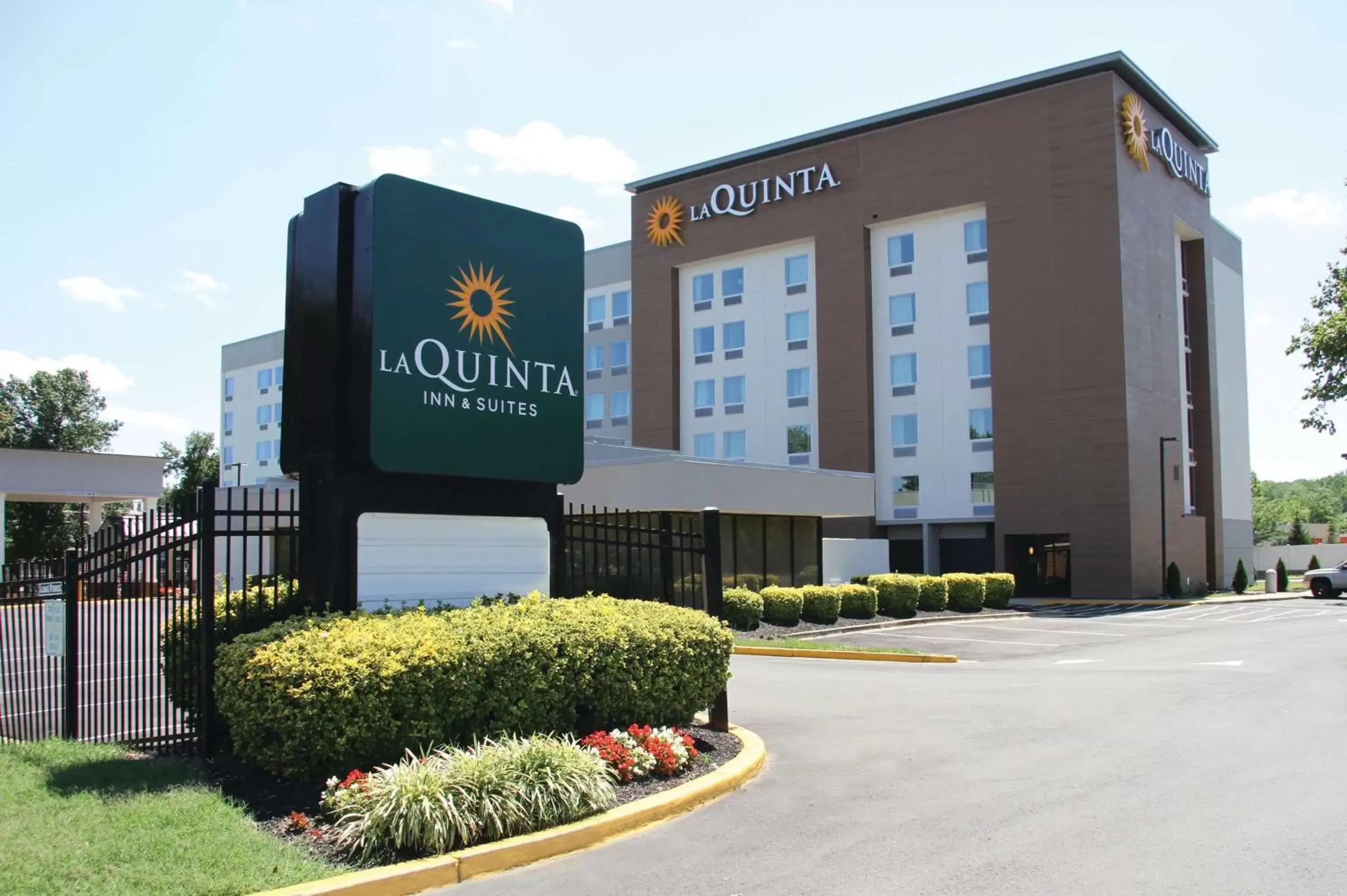 Property building, Property Logo/Sign in La Quinta Inn & Suites by Wyndham DC Metro Capital Beltway