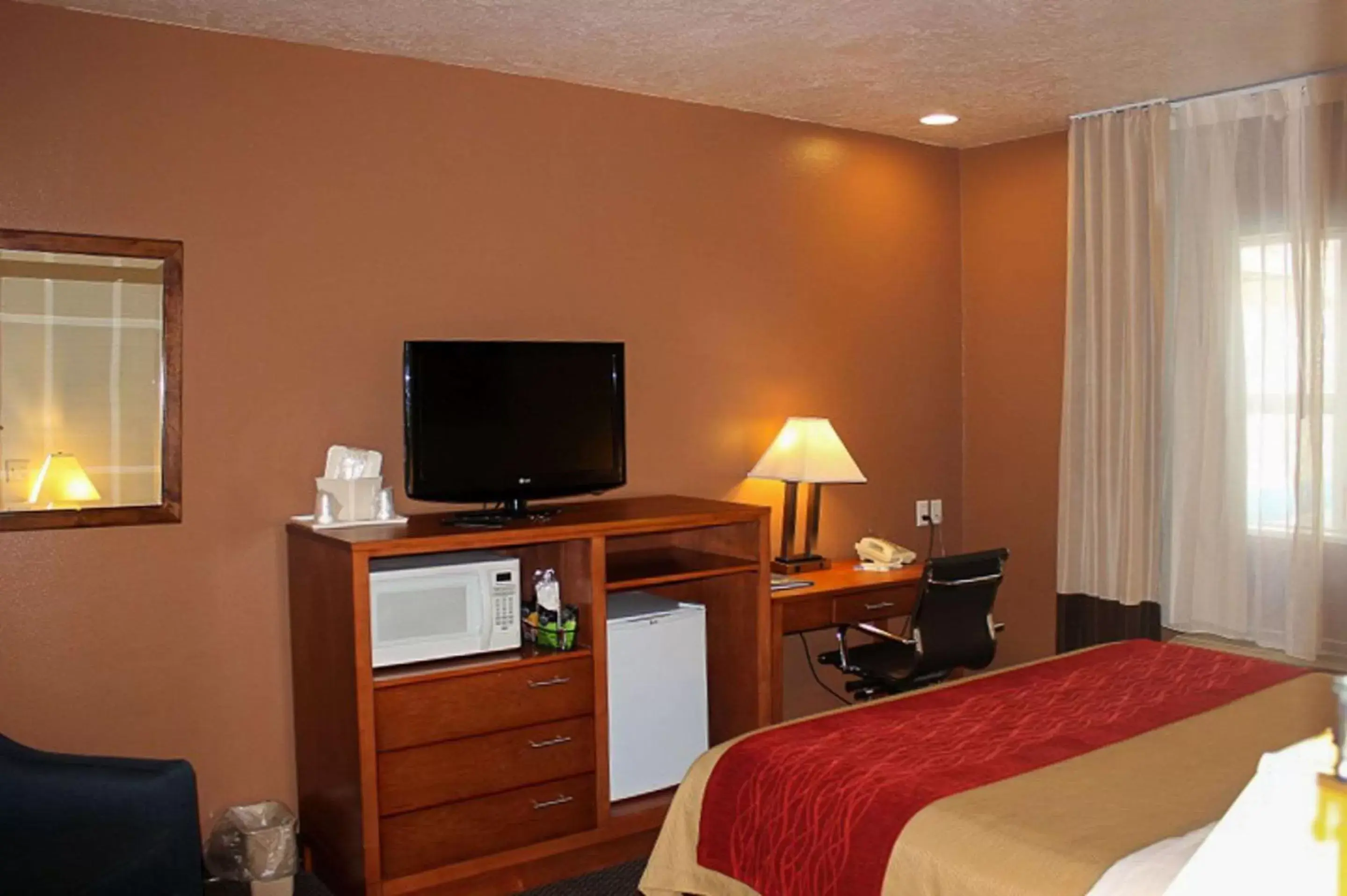 Photo of the whole room, TV/Entertainment Center in Comfort Inn Richfield I-70