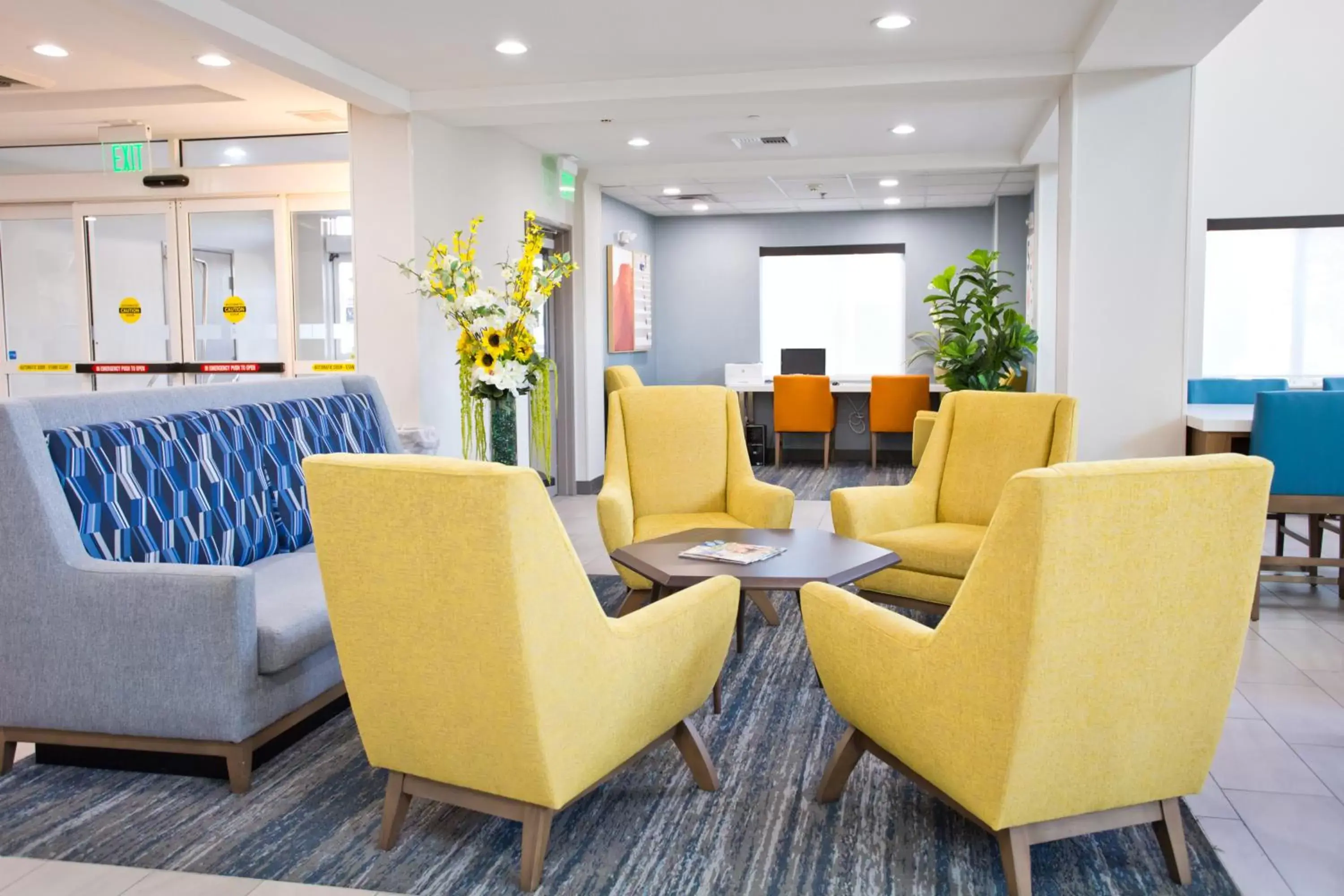 Lobby or reception, Lounge/Bar in Holiday Inn Express & Suites Sacramento NE Cal Expo, an IHG Hotel