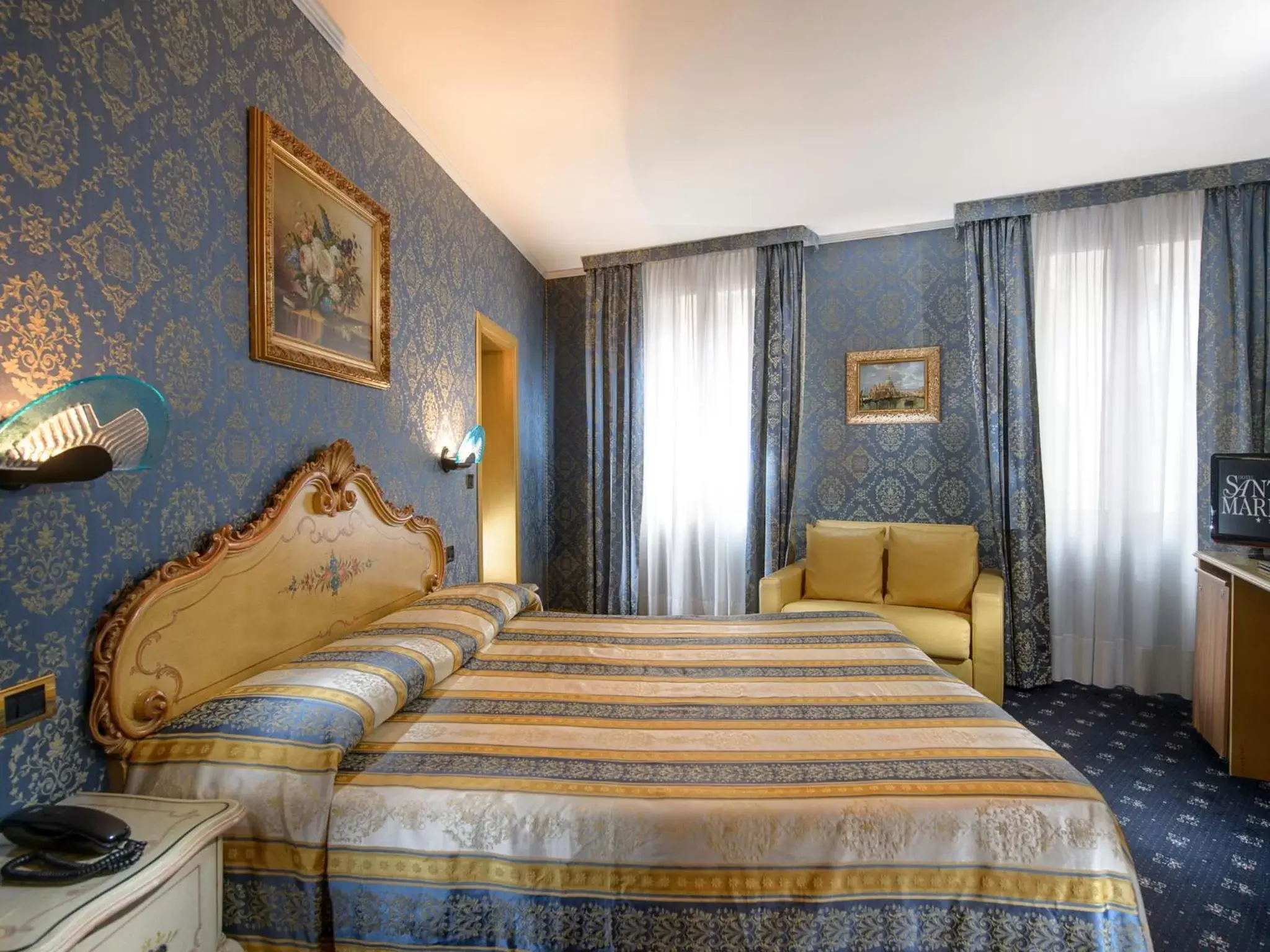 Bathroom, Bed in Hotel Santa Marina