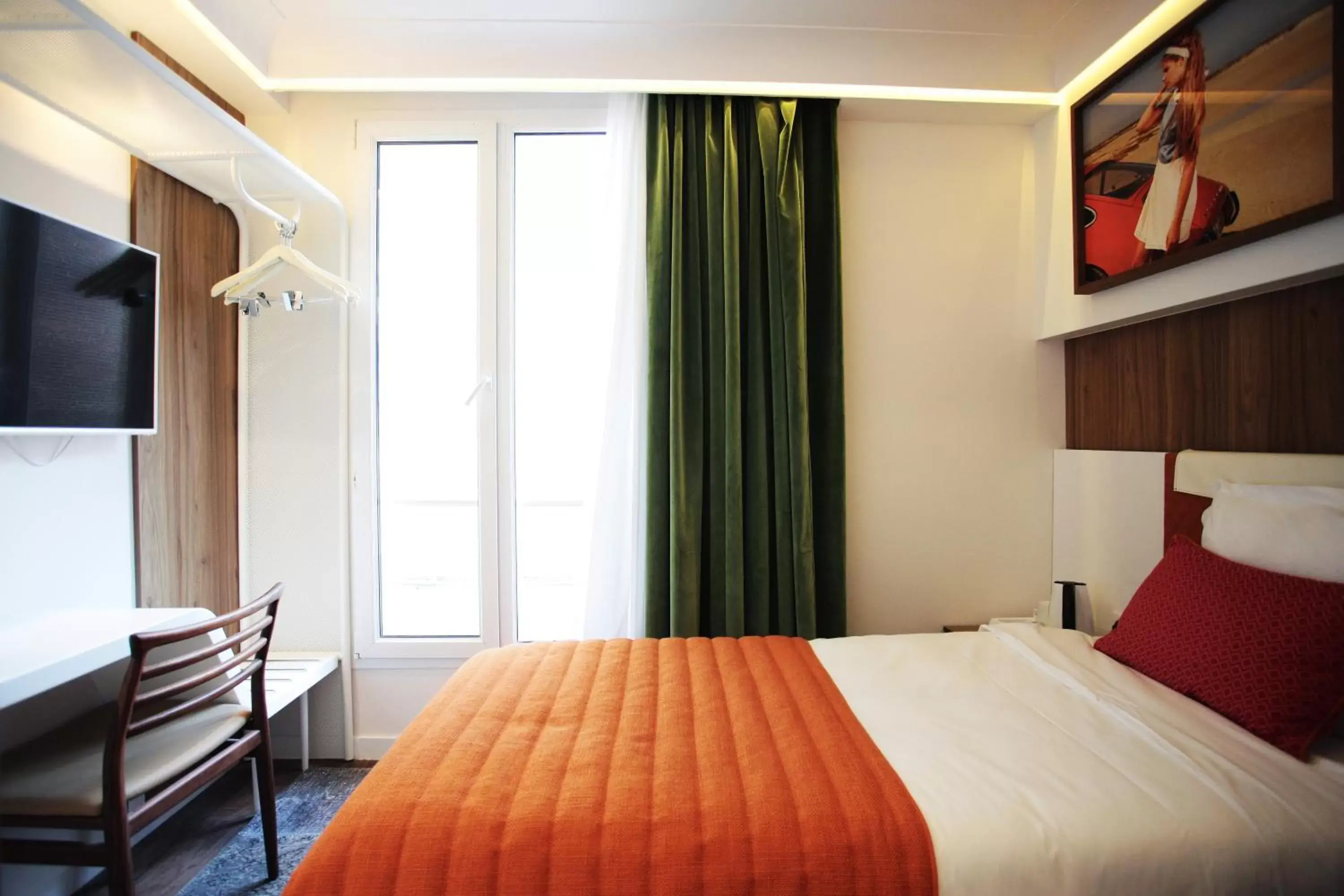 Bedroom, Bed in Hôtel Eiffel Turenne