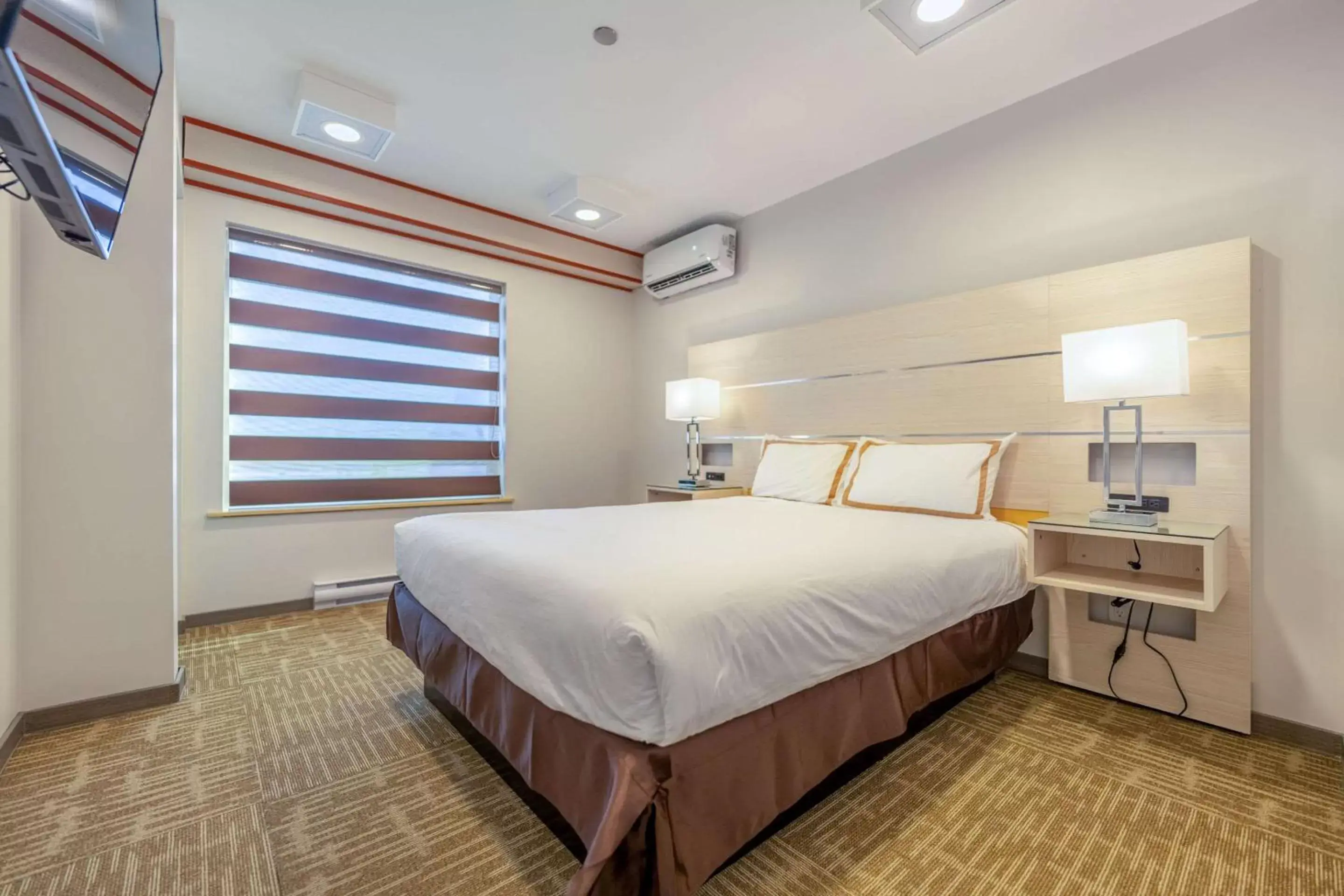 Bedroom, Bed in Quality Inn Sunshine Suites