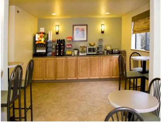 Kitchen or kitchenette, Restaurant/Places to Eat in Super 8 by Wyndham Lacey Olympia Area