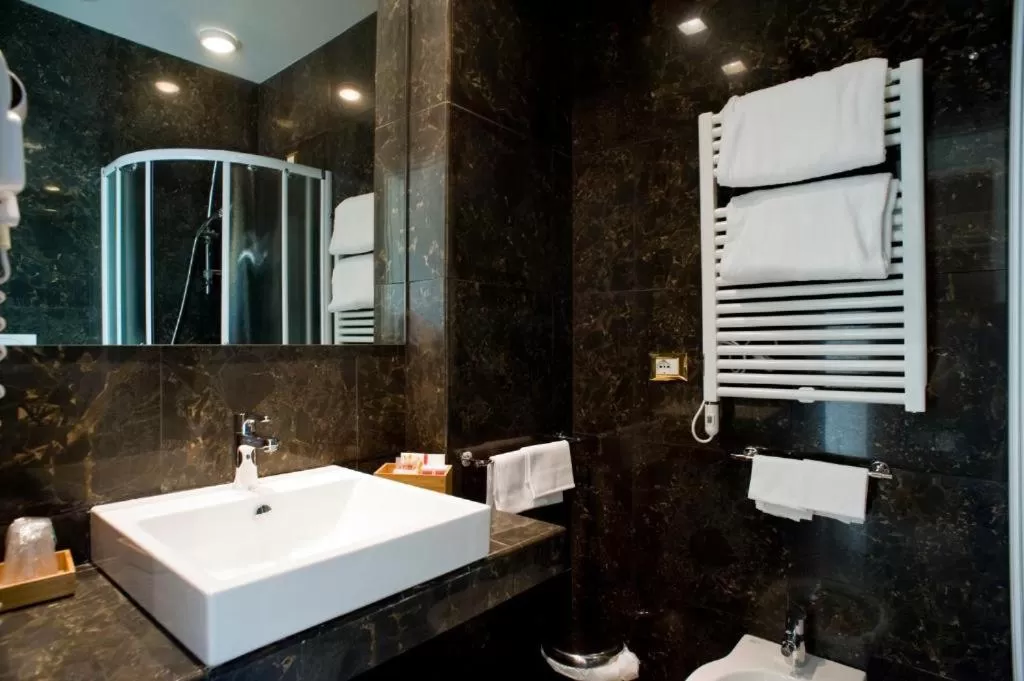 Bathroom in Hotel Astoria Garden