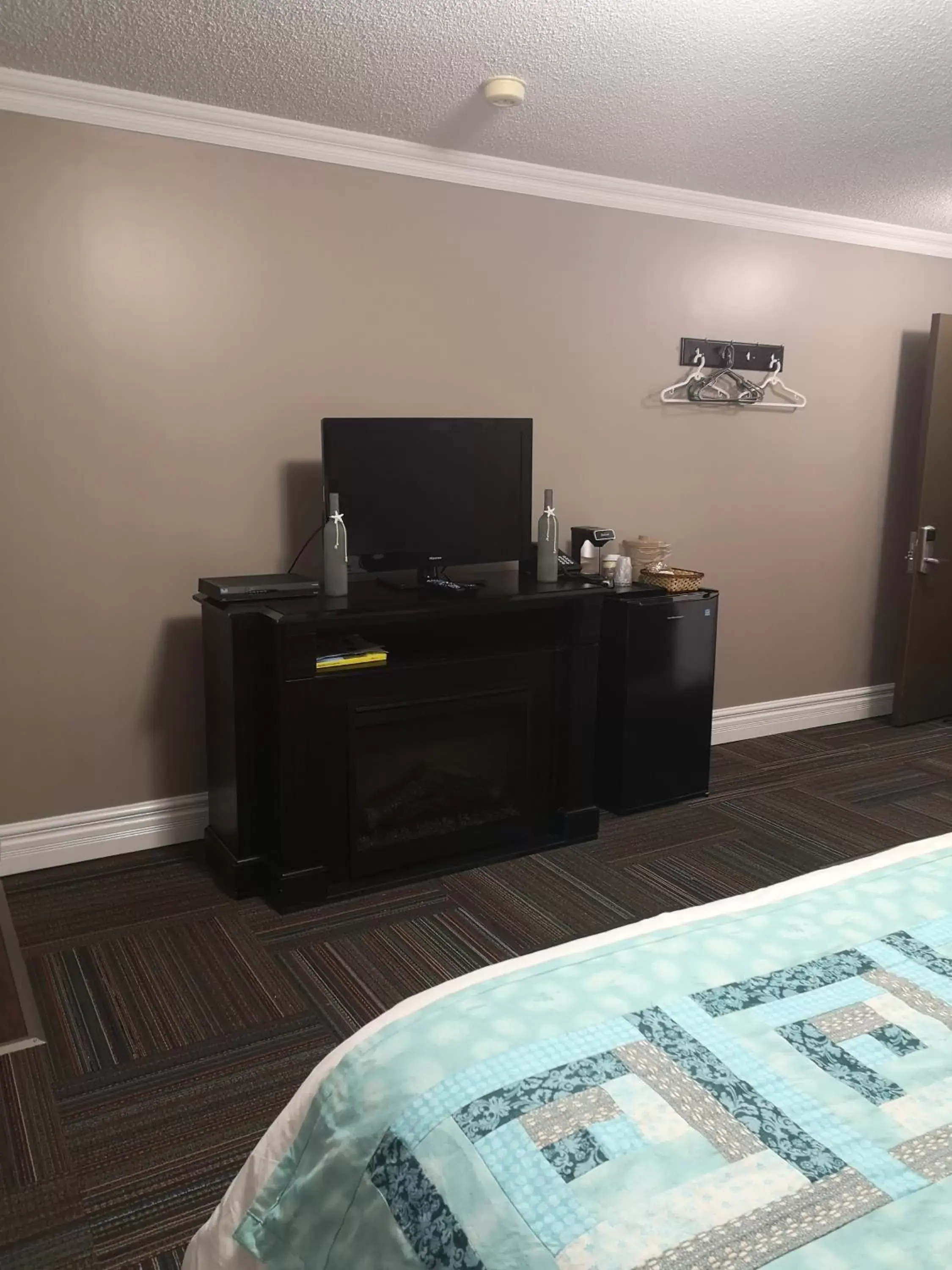Bedroom, TV/Entertainment Center in Seaport Inn