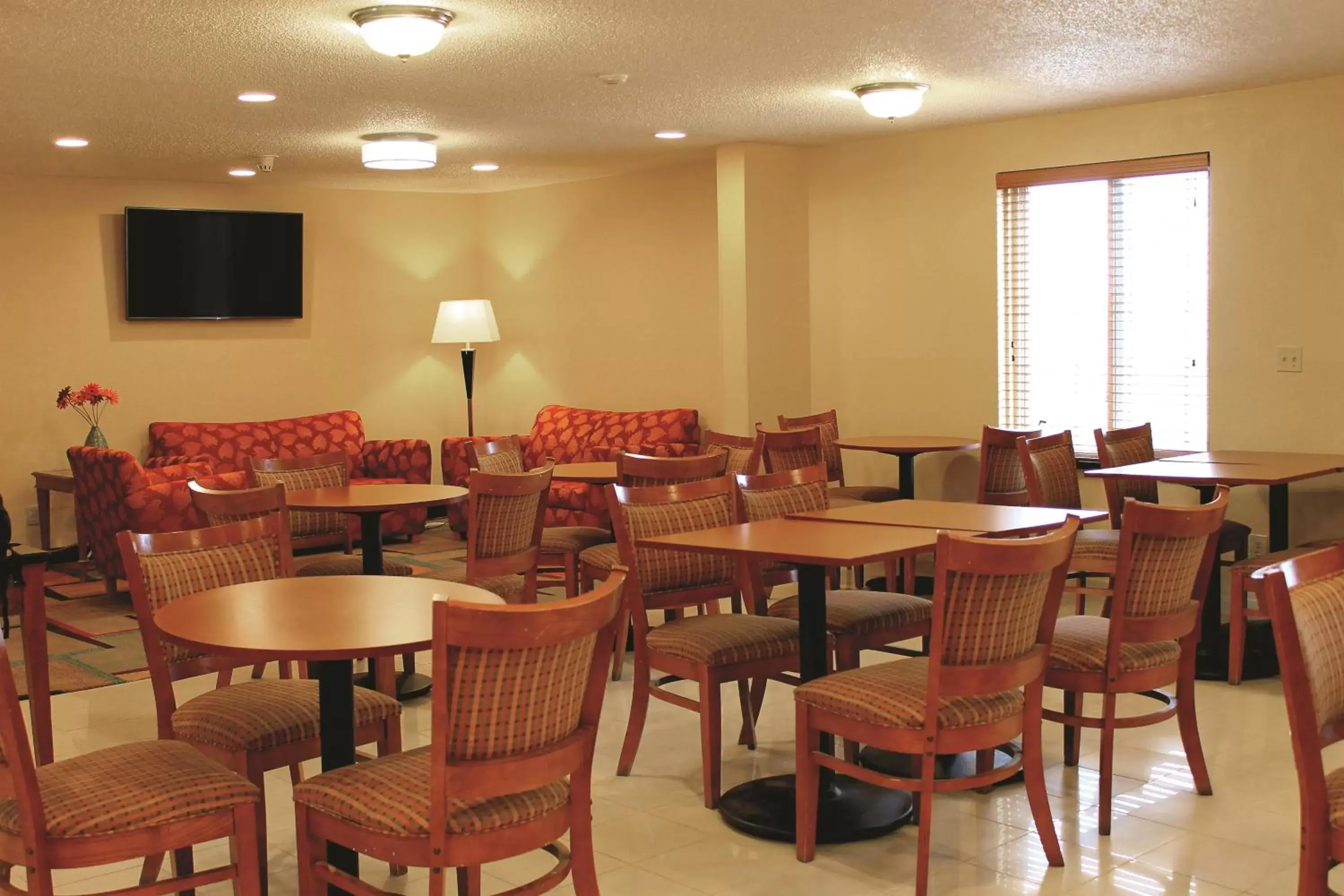 Restaurant/Places to Eat in Days Inn & Suites by Wyndham Bloomington/Normal IL
