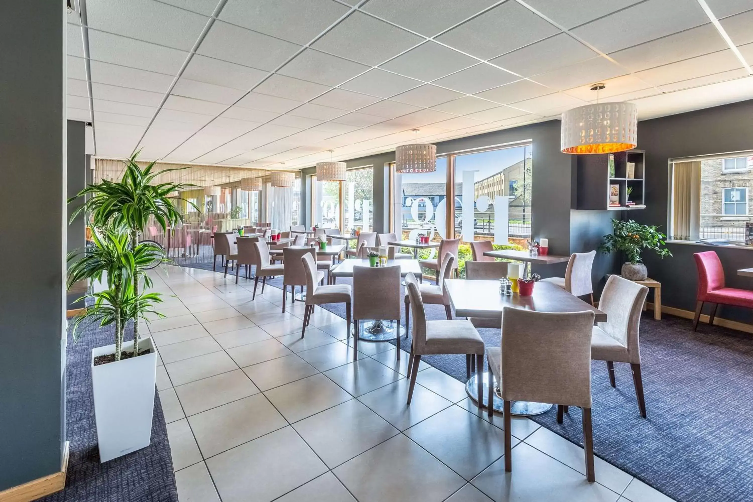 Lounge or bar, Restaurant/Places to Eat in Park Inn by Radisson Peterborough