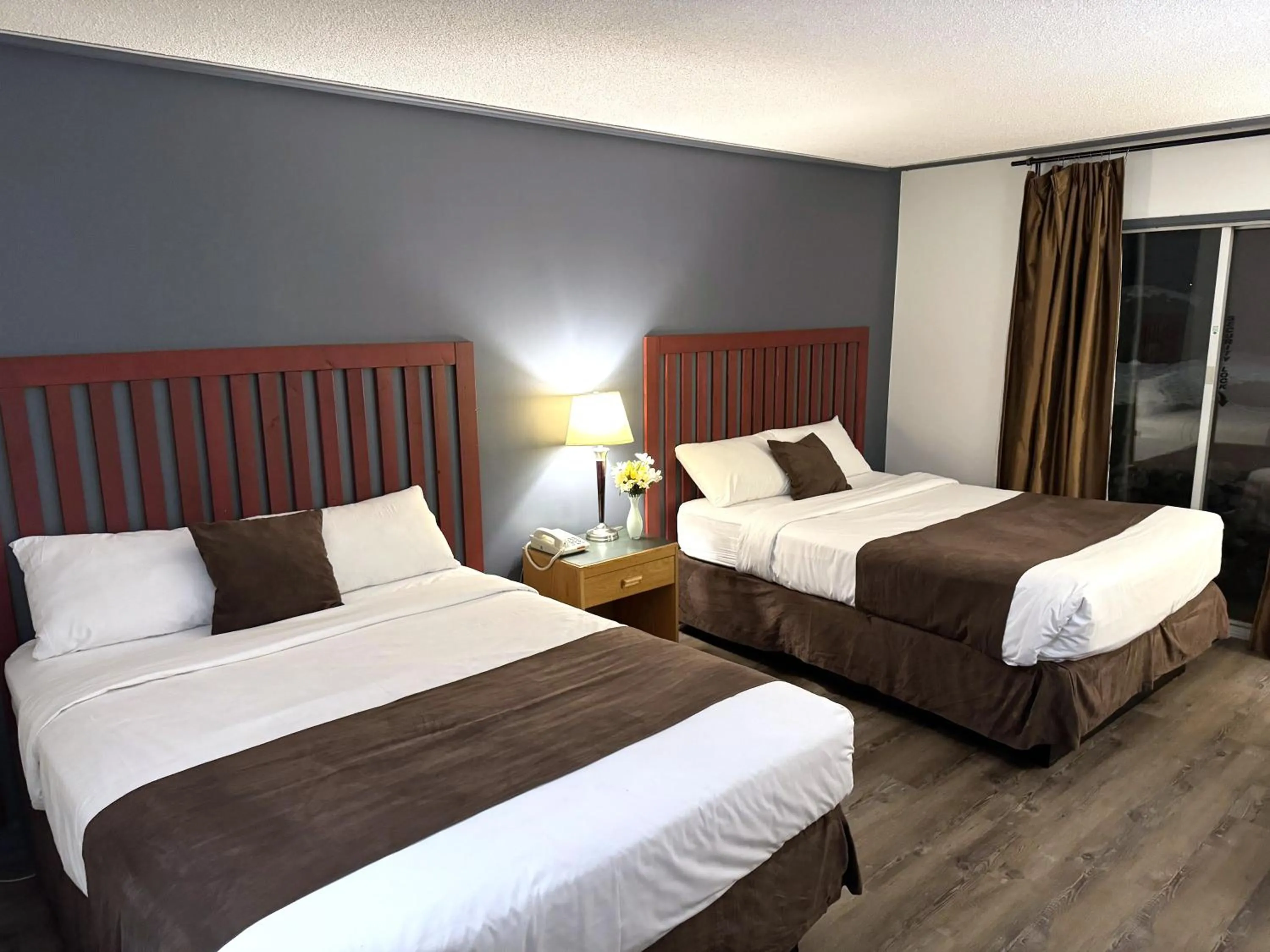 Bed in Divya Sutra Plaza and Conference Centre, Vernon, BC