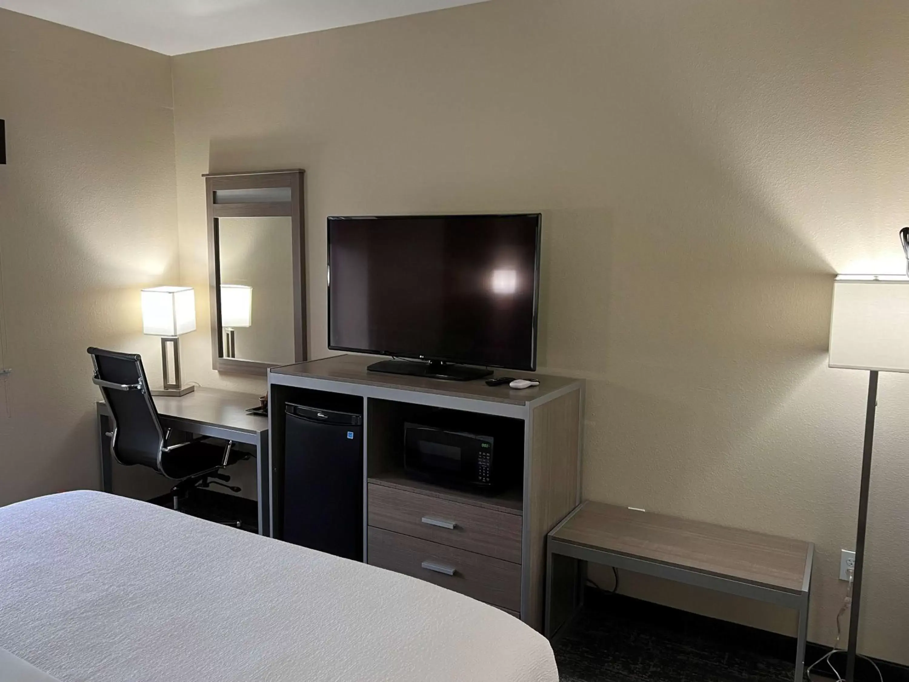 Bedroom, TV/Entertainment Center in Best Western Adena Inn