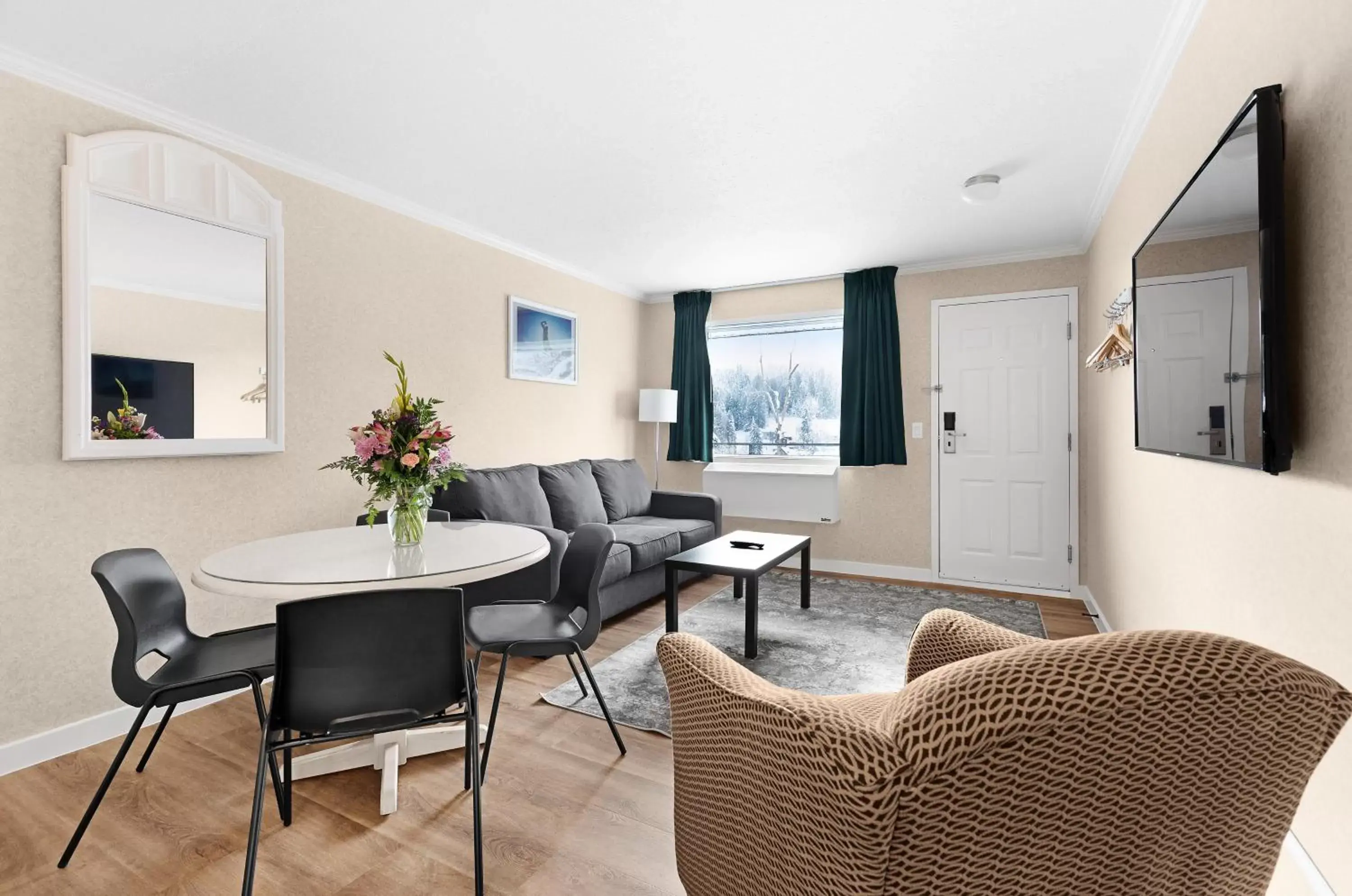 Living room, Seating Area in SureStay Hotel by Best Western Rossland Red Mountain