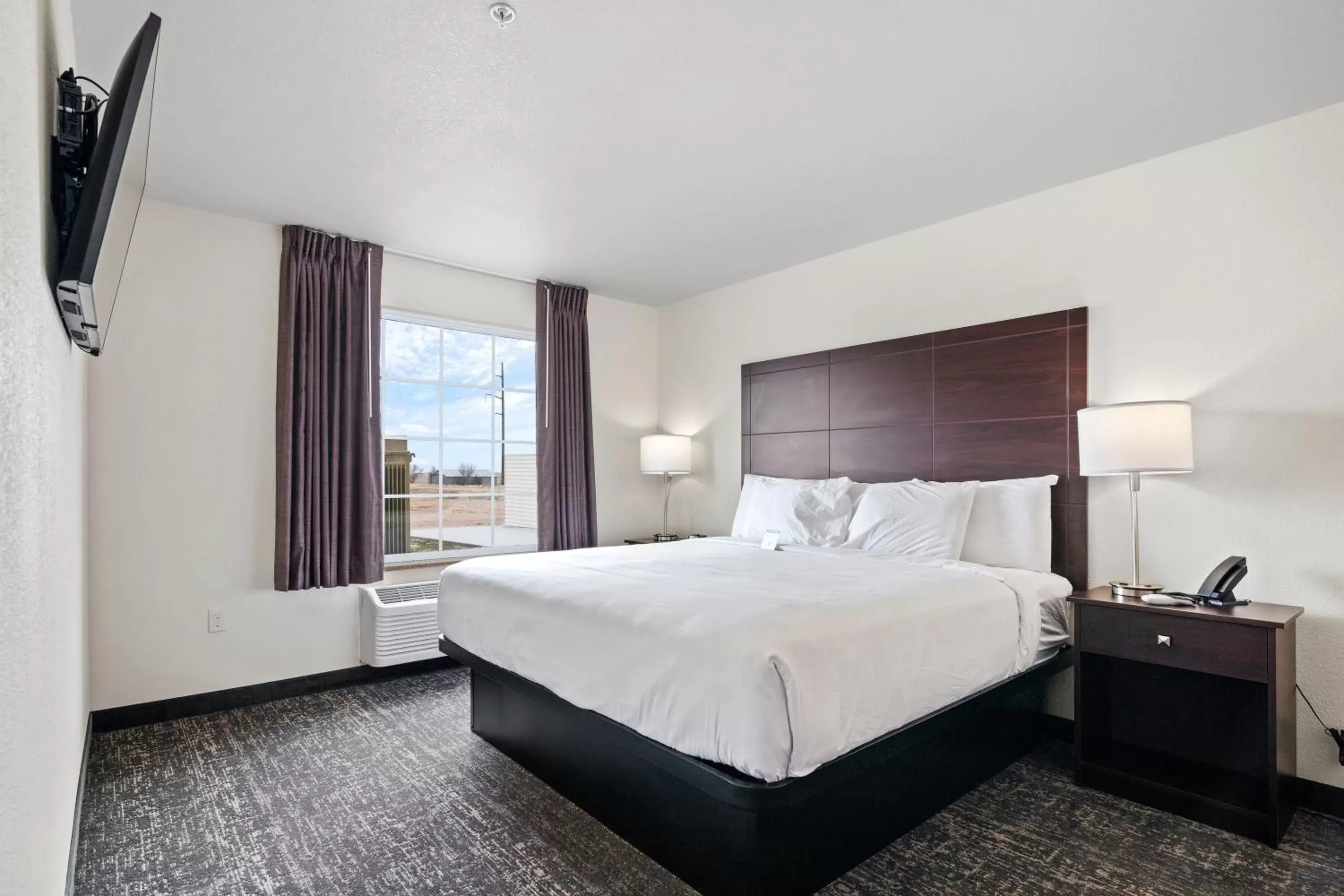 Bed in Cobblestone Inn & Suites - Yuma