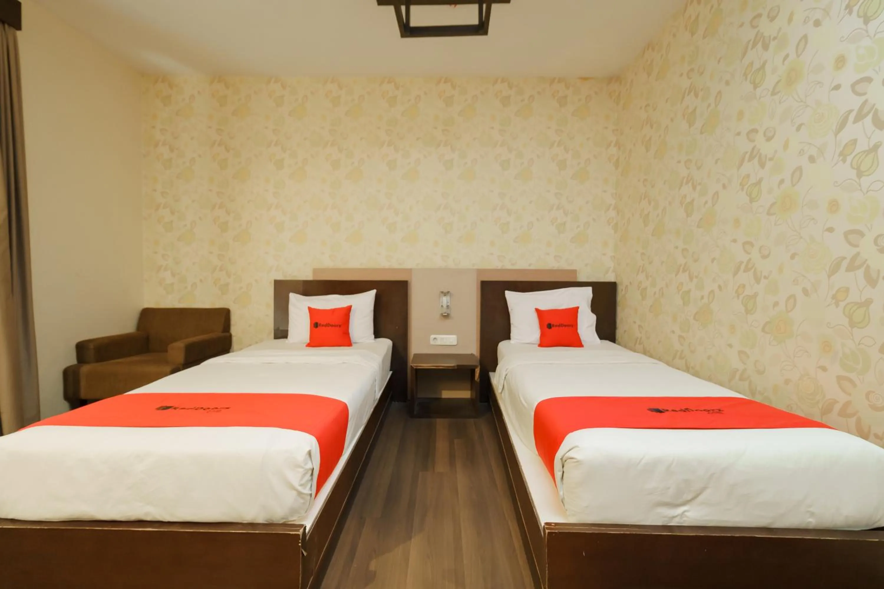 Standard Twin Room in Collection O Cikarang Near Pollux Mall Formerly Hotel Pesona Cikarang