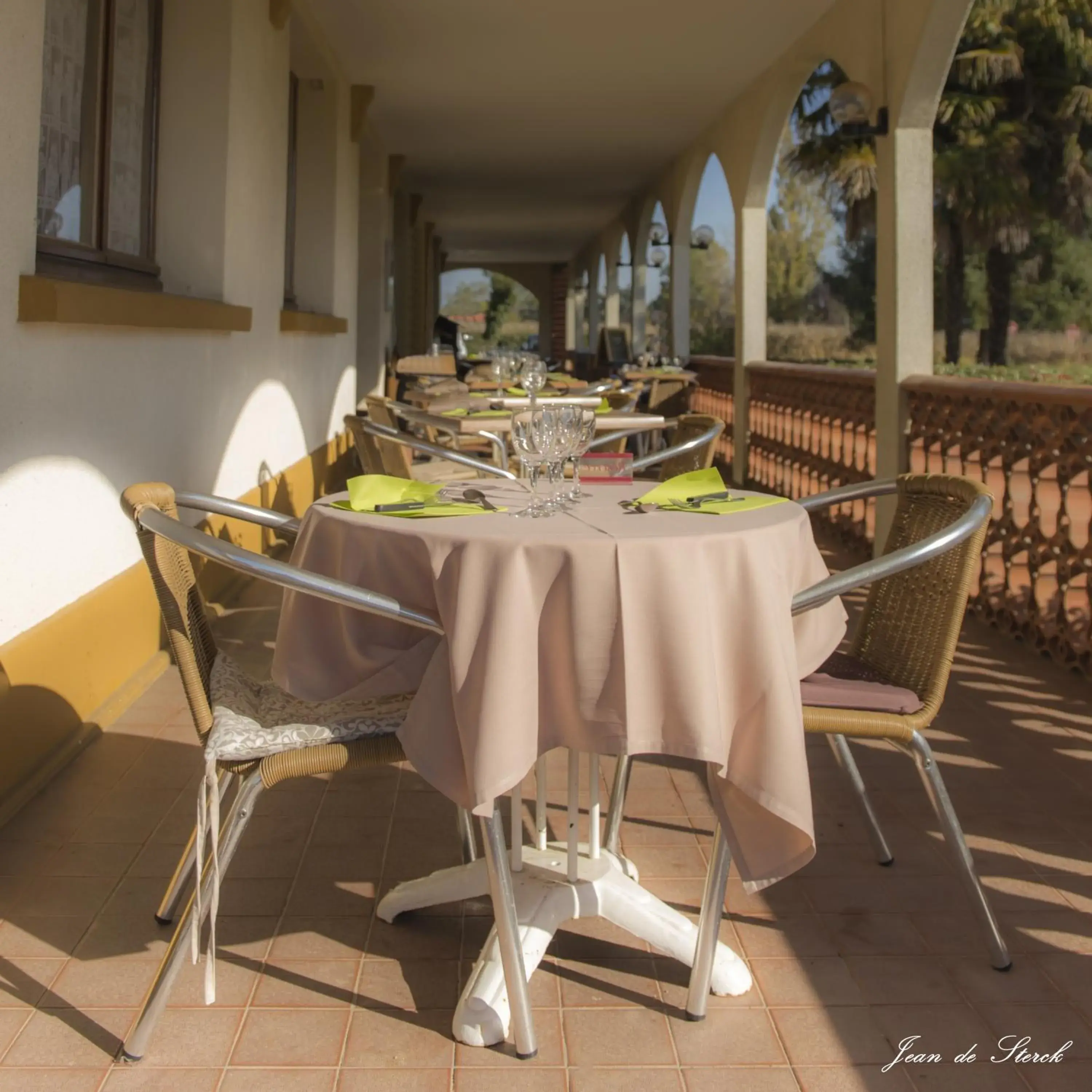 Restaurant/Places to Eat in Logis Hotel le Pont d'Arcole