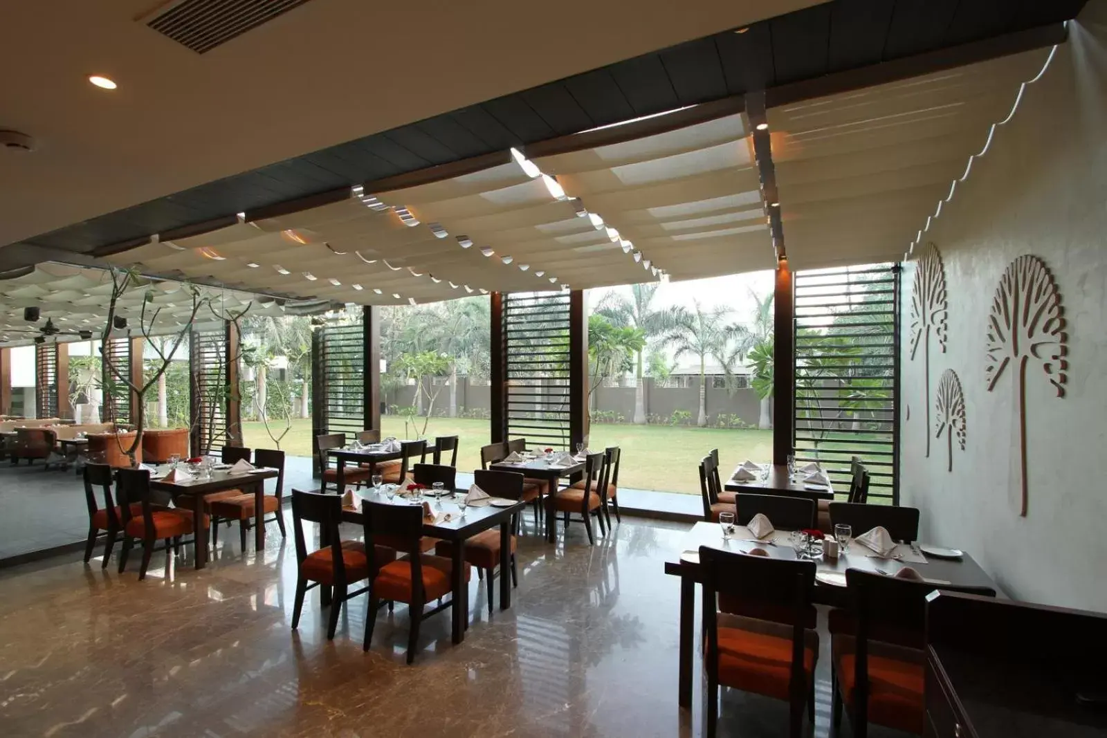 Restaurant/Places to Eat in Hotel Express Residency Vadodara