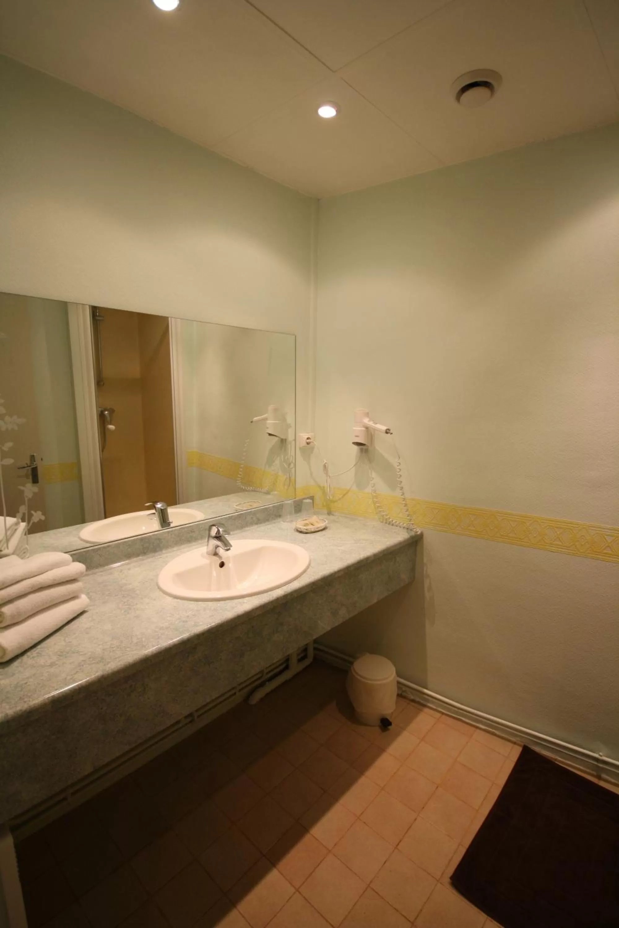 Bathroom in Logis Hotel L'ange Couronne