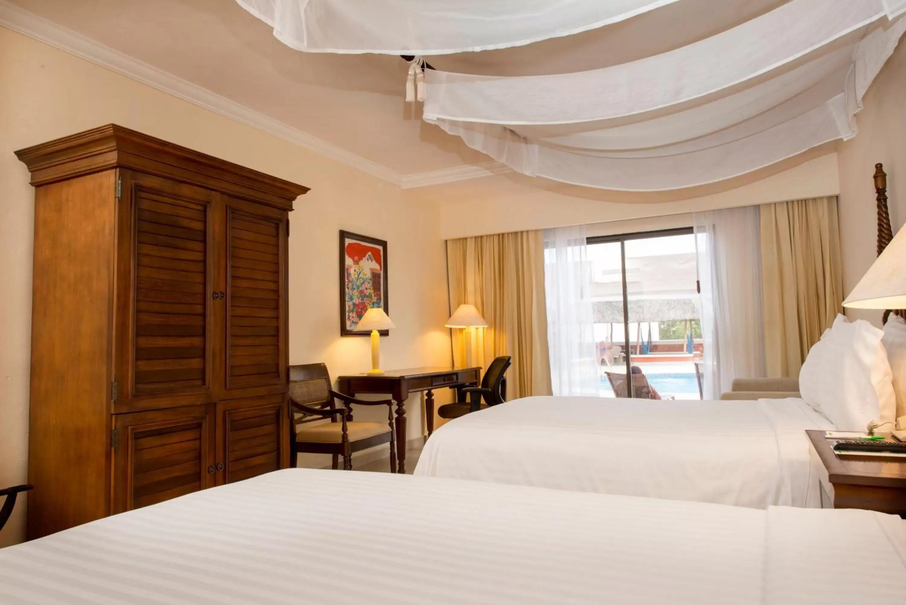 Photo of the whole room, Bed in Holiday Inn Merida, an IHG Hotel