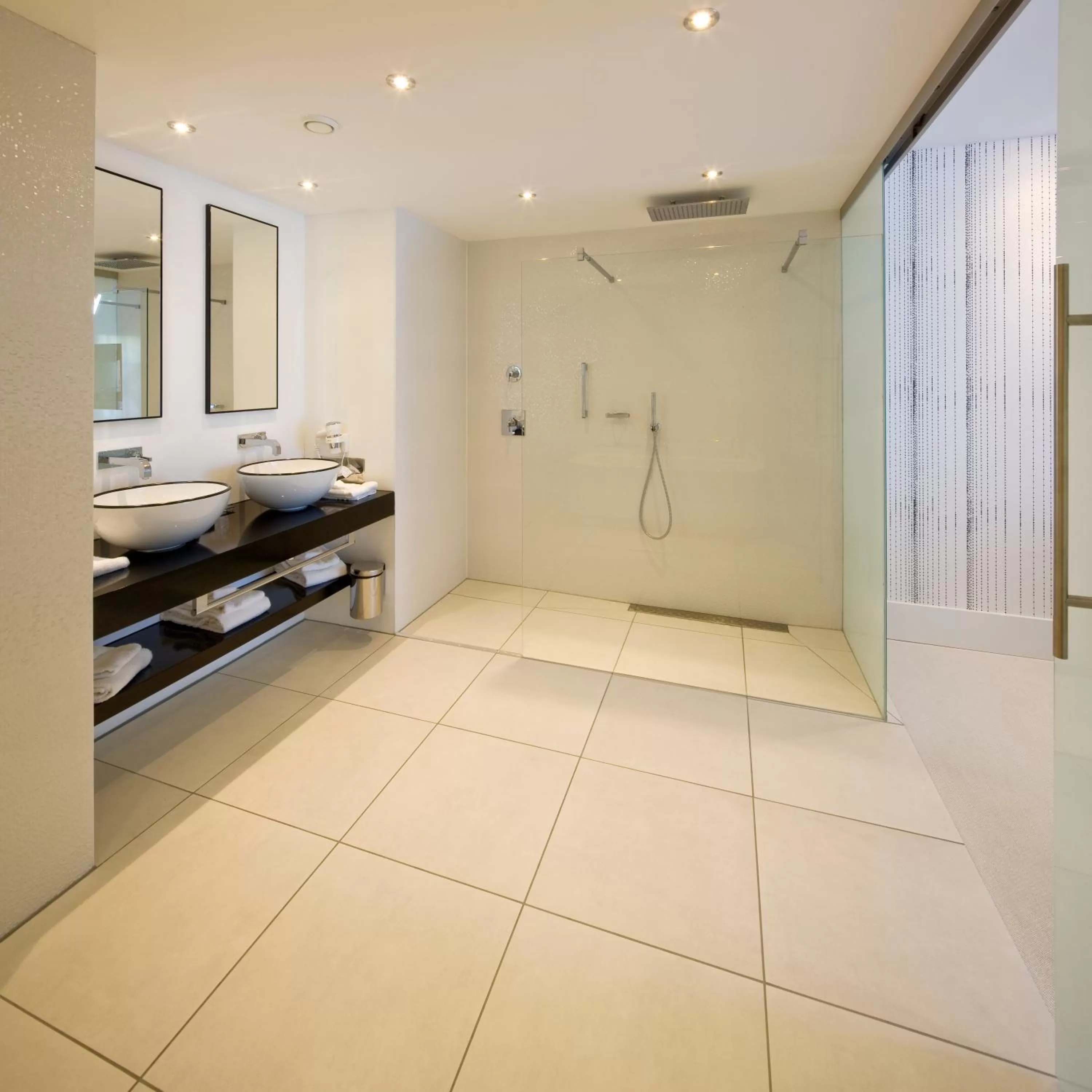 Bathroom, Bed in Van Der Valk Hotel Brugge Oostkamp