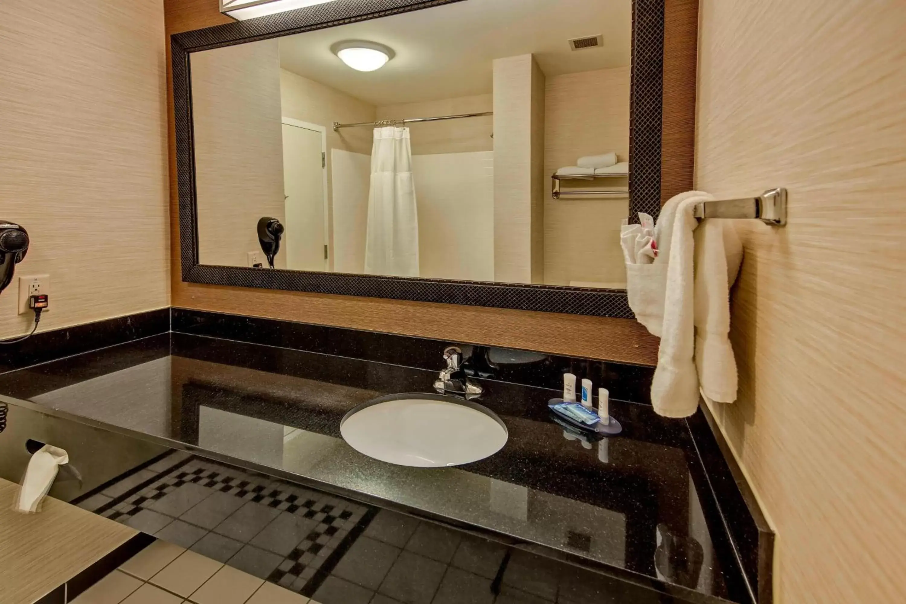 Bathroom in Fairfield Inn and Suites by Marriott Oklahoma City Airport