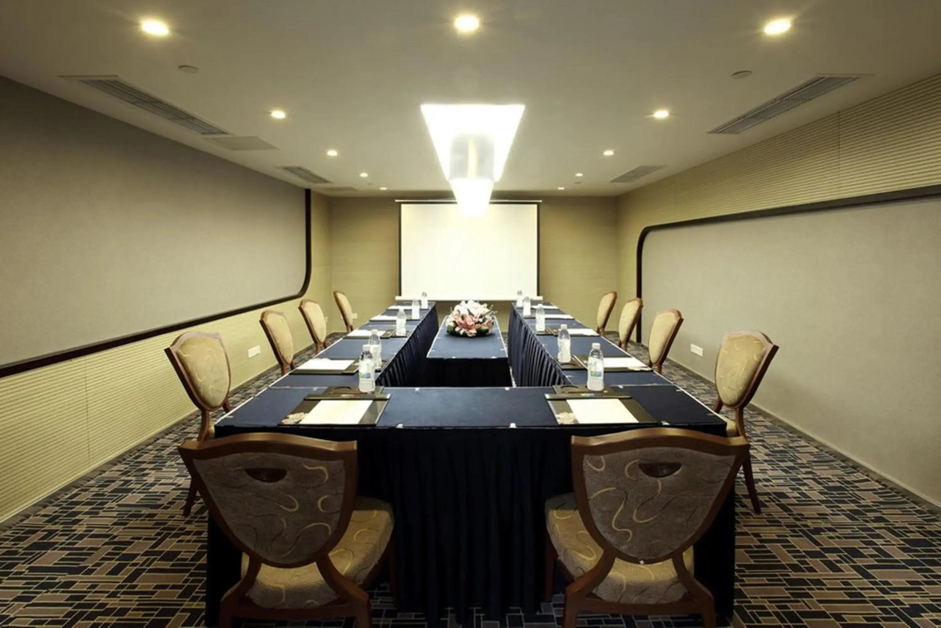 Meeting/conference room in Holiday Inn Express Chengdu Wuhou, an IHG Hotel