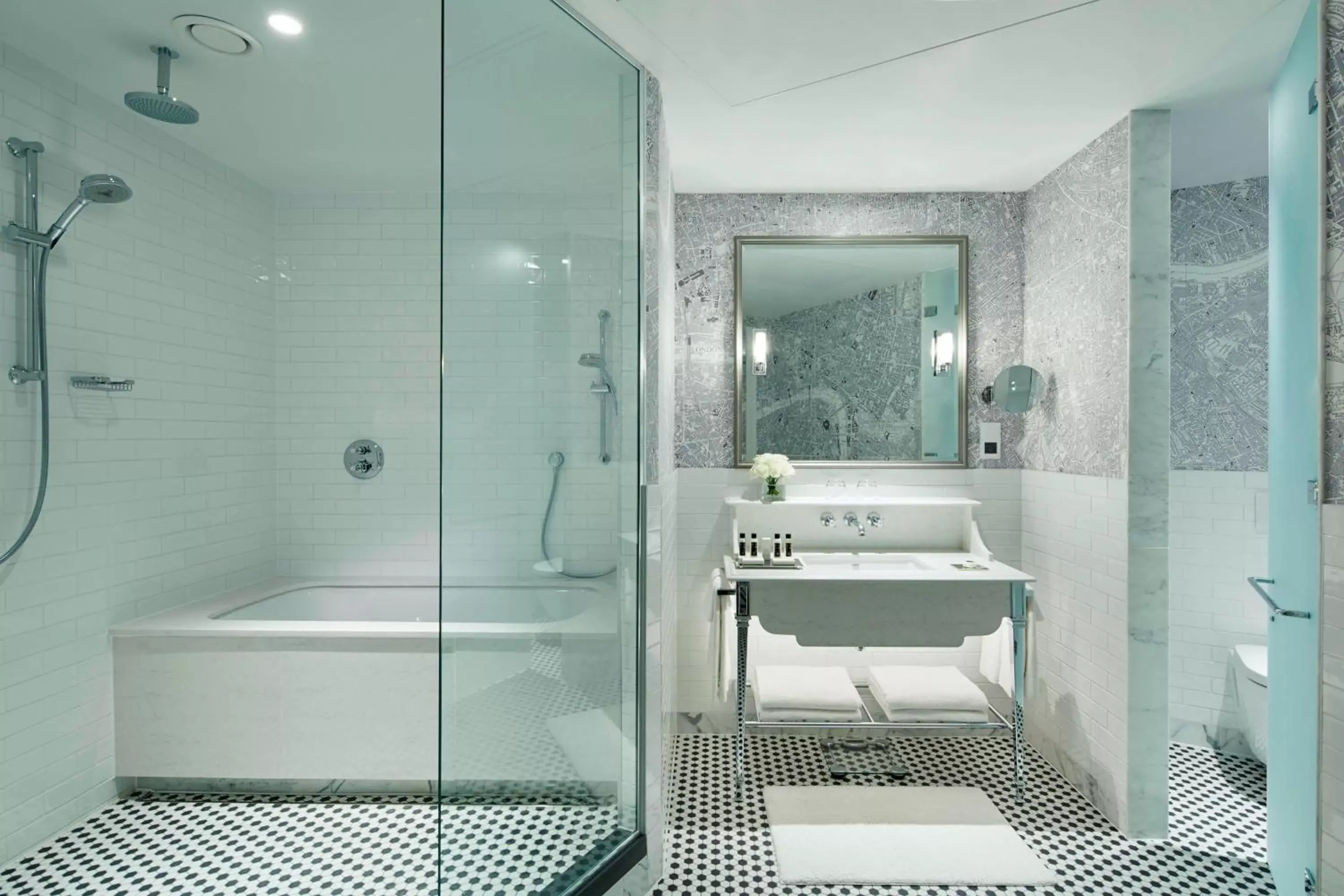 Bathroom in London Marriott Hotel County Hall