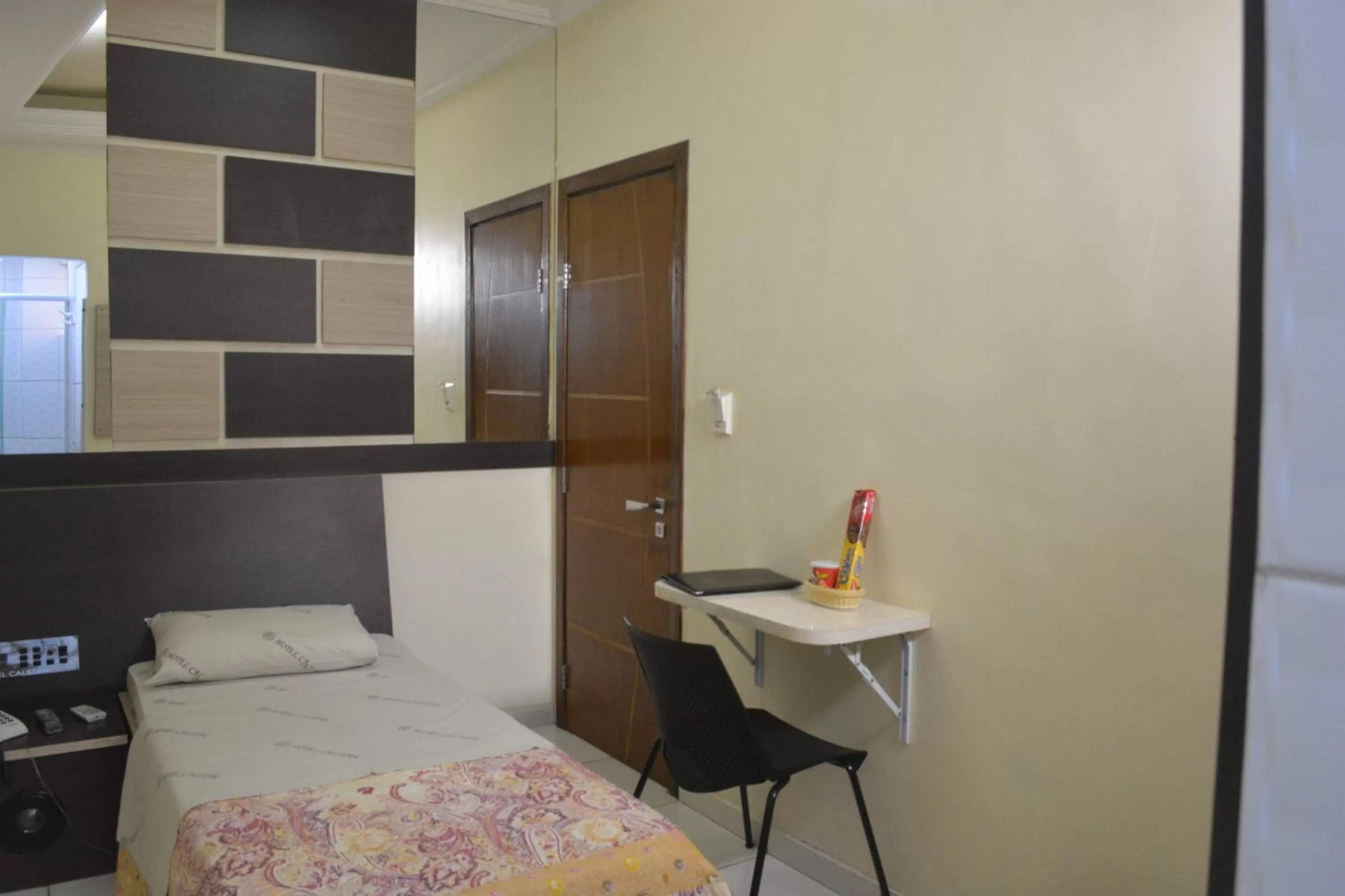 Bed in Hotel Calstar