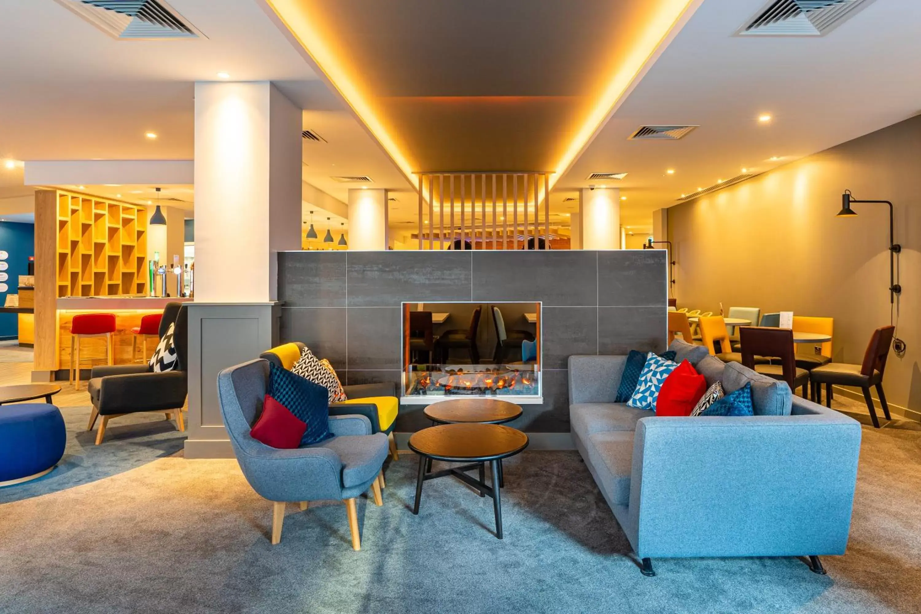 Lobby or reception, Lounge/Bar in Holiday Inn Express - Derry - Londonderry, an IHG Hotel
