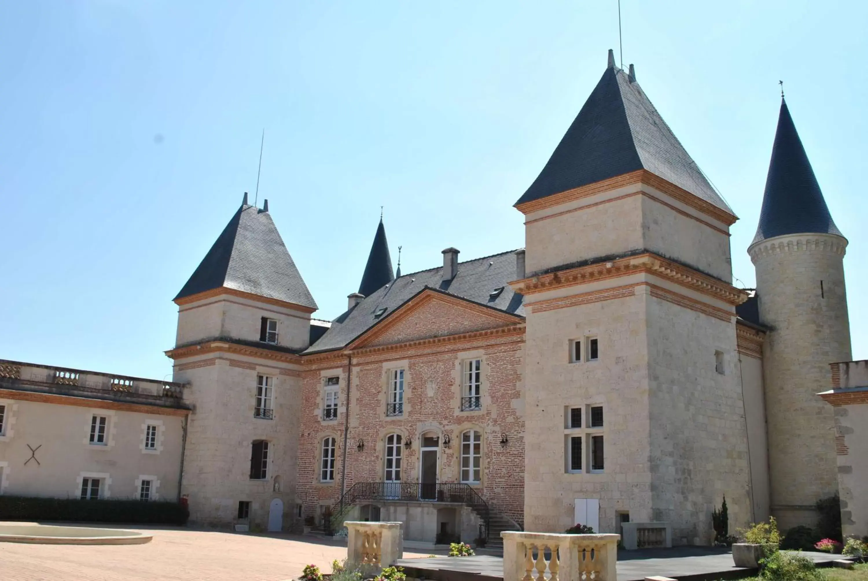 Facade/entrance, Property Building in Logis Château Saint Marcel