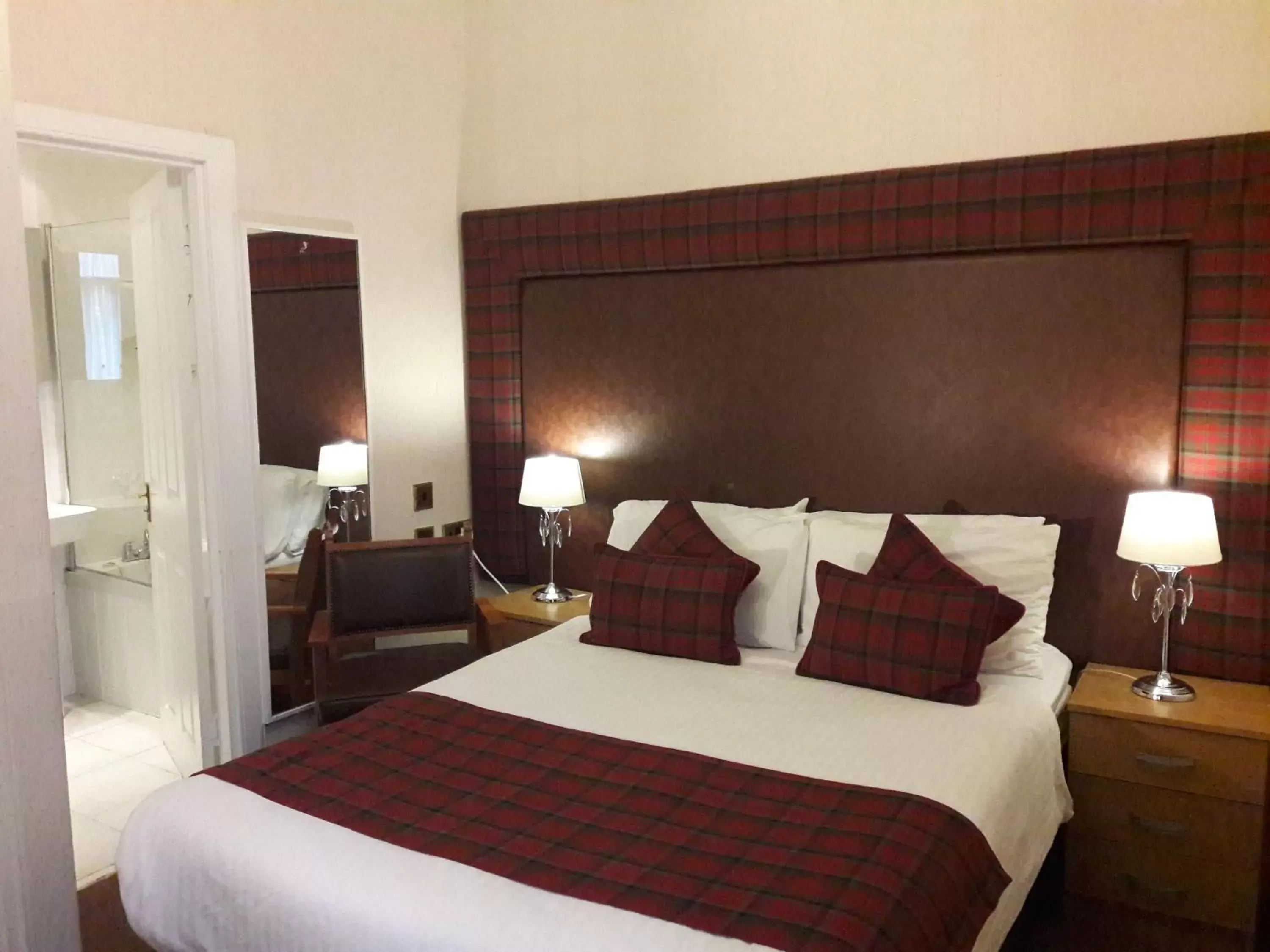 Bedroom, Bed in Argyll Hotel