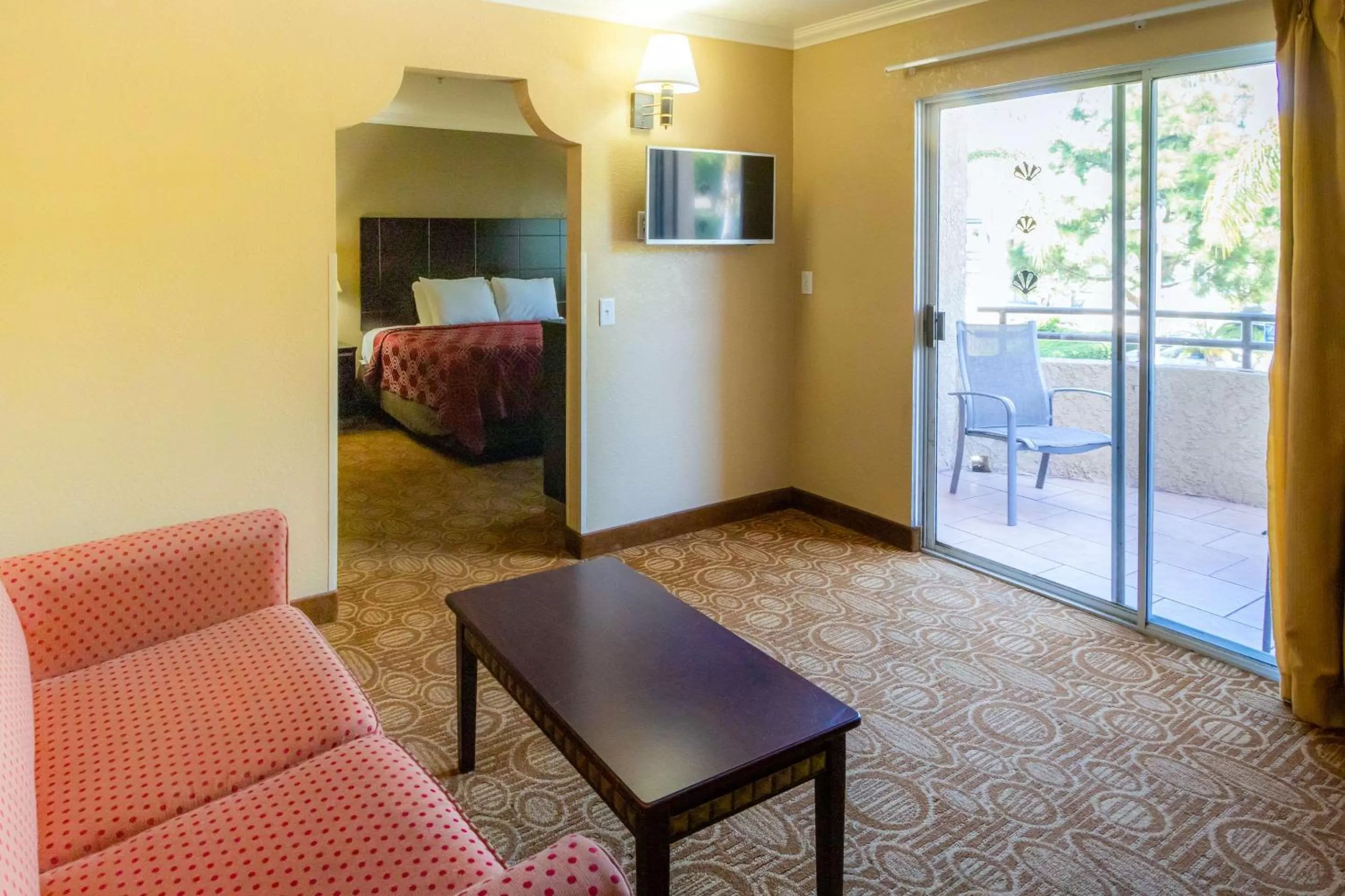 Photo of the whole room, Bed in Econo Lodge Inn & Suites Fallbrook Downtown