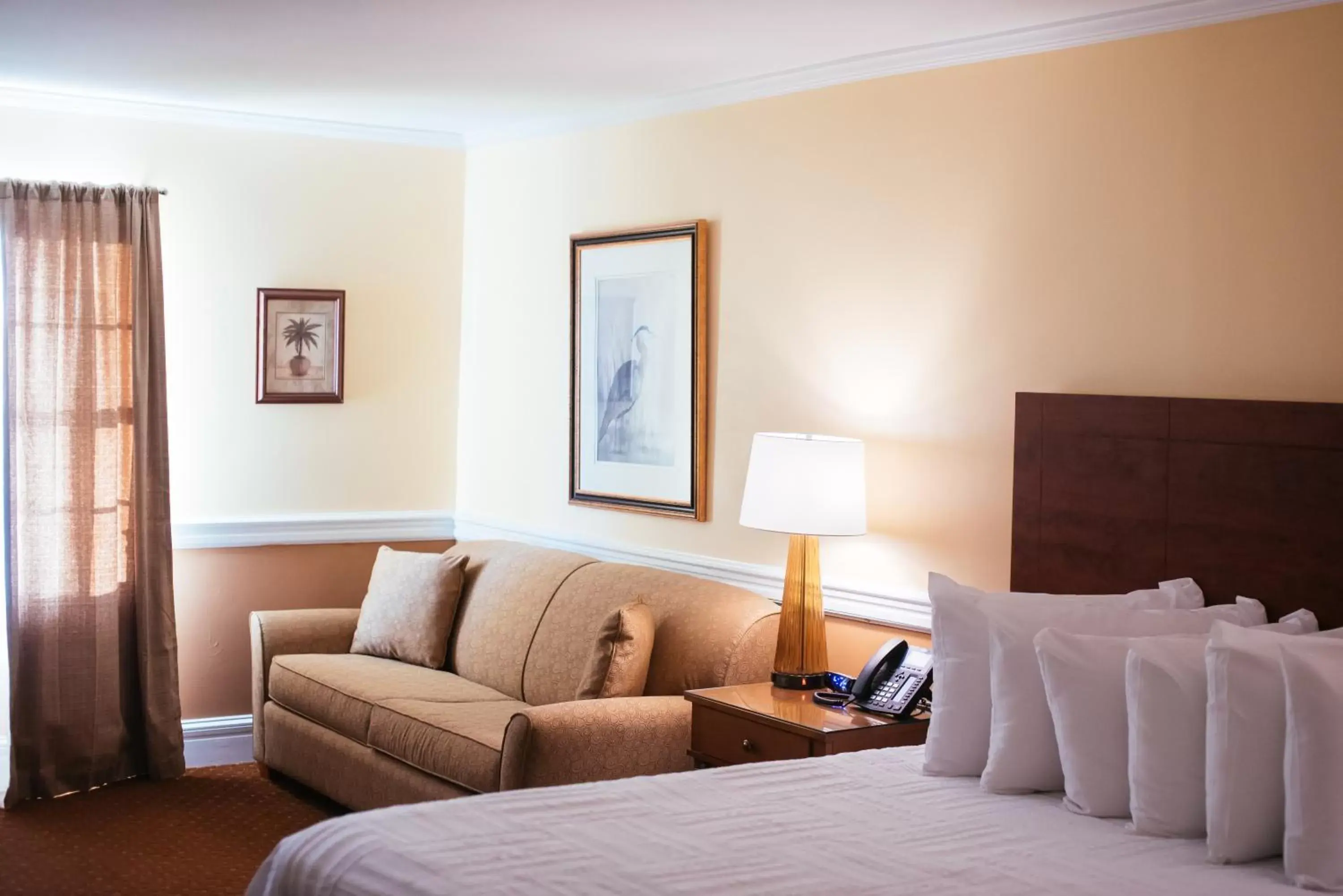 Seating area, Bed in Inn on the Square, Ascend Hotel Collection