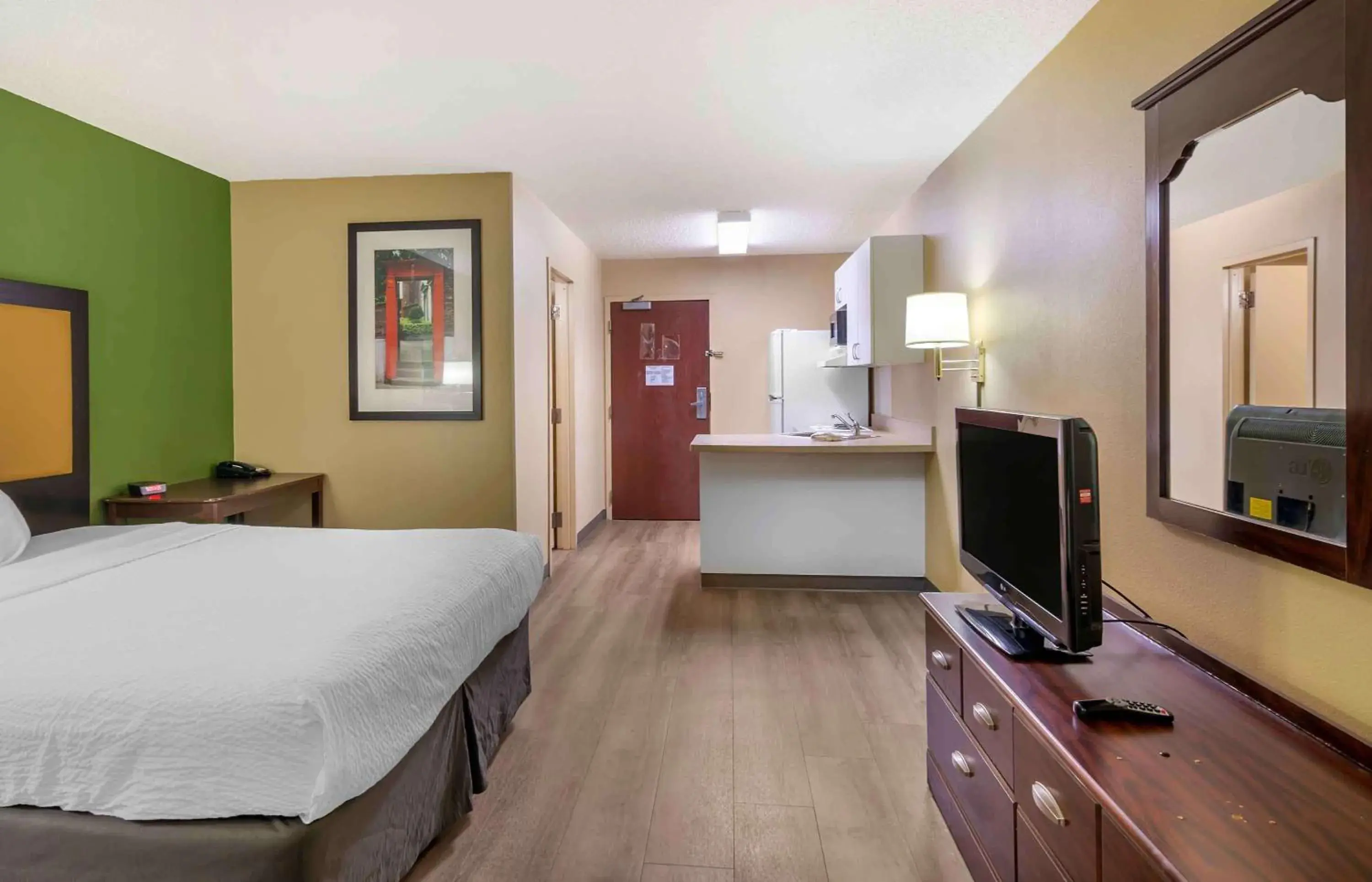 Bedroom, TV/Entertainment Center in Extended Stay America Suites - Kansas City - South