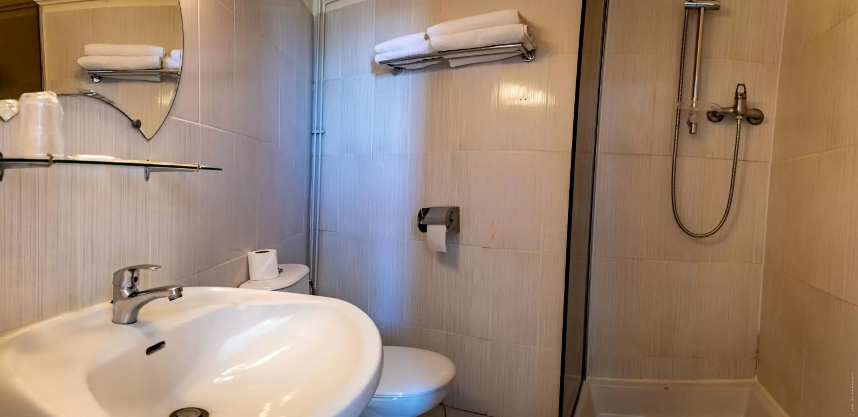 Shower, Bathroom in Hotel de la Gare