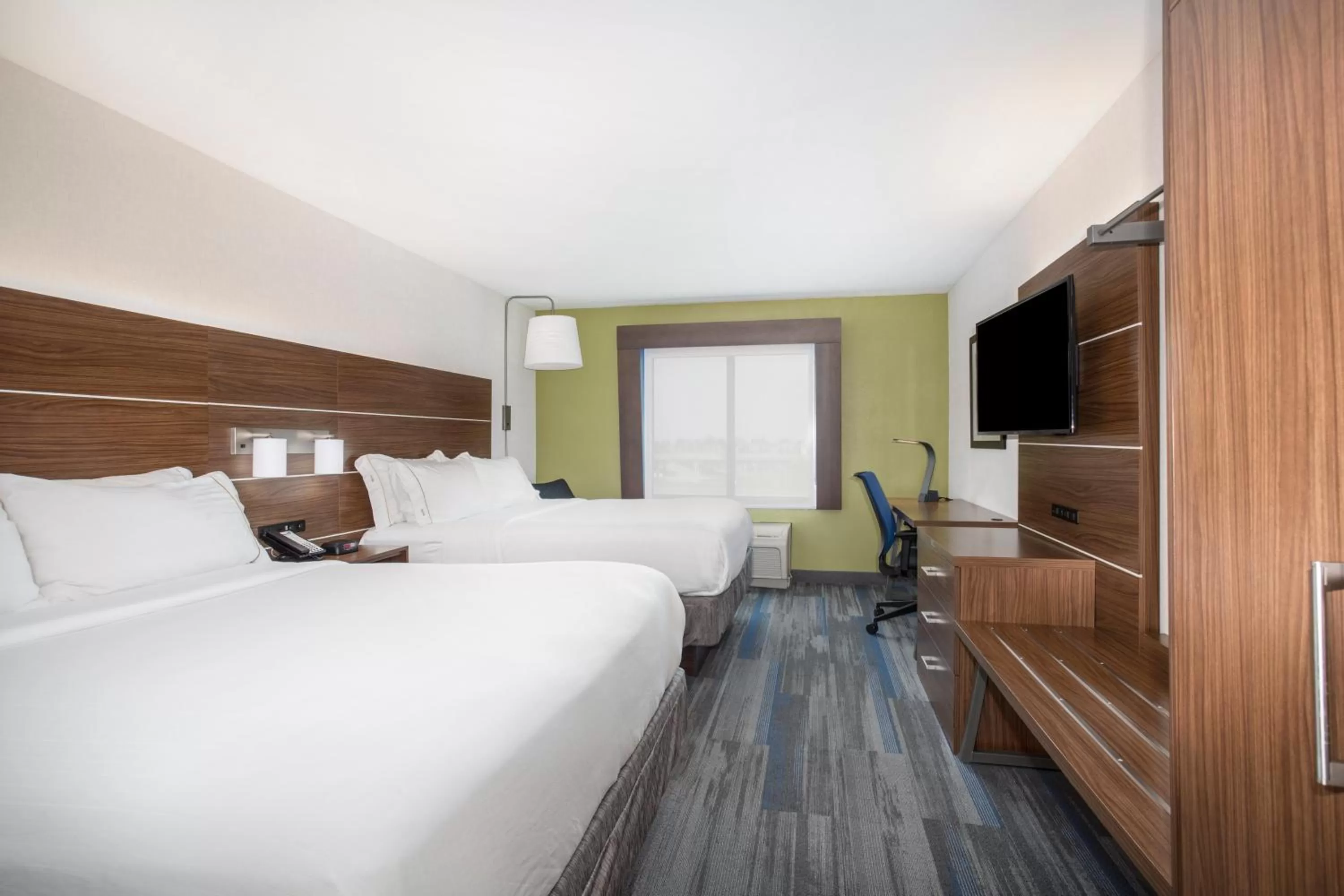 Photo of the whole room, Bed in Holiday Inn Express Kansas City - at the Legends! by IHG