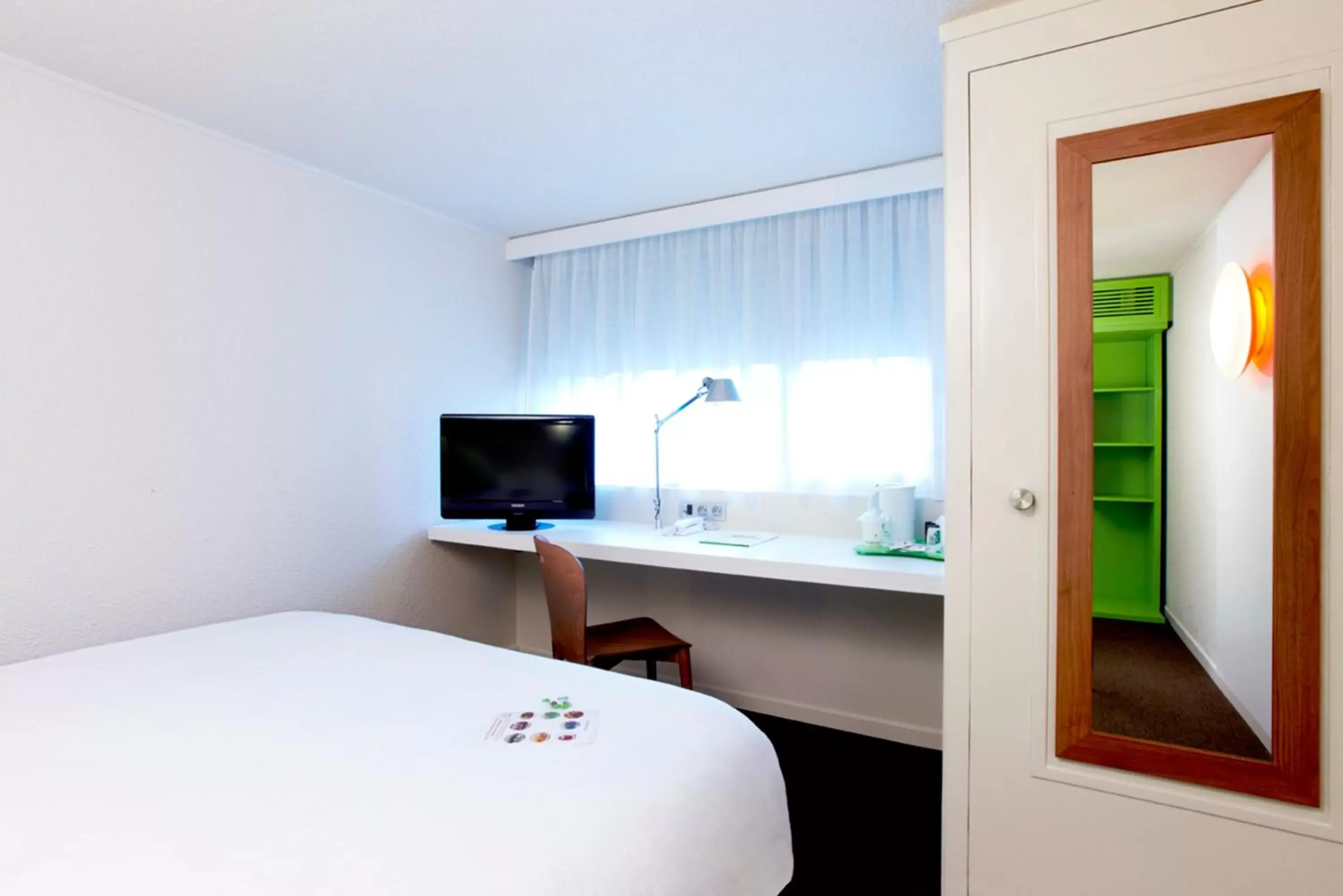 Bedroom, Bed in Campanile Lille Est - Villeneuve D'ascq