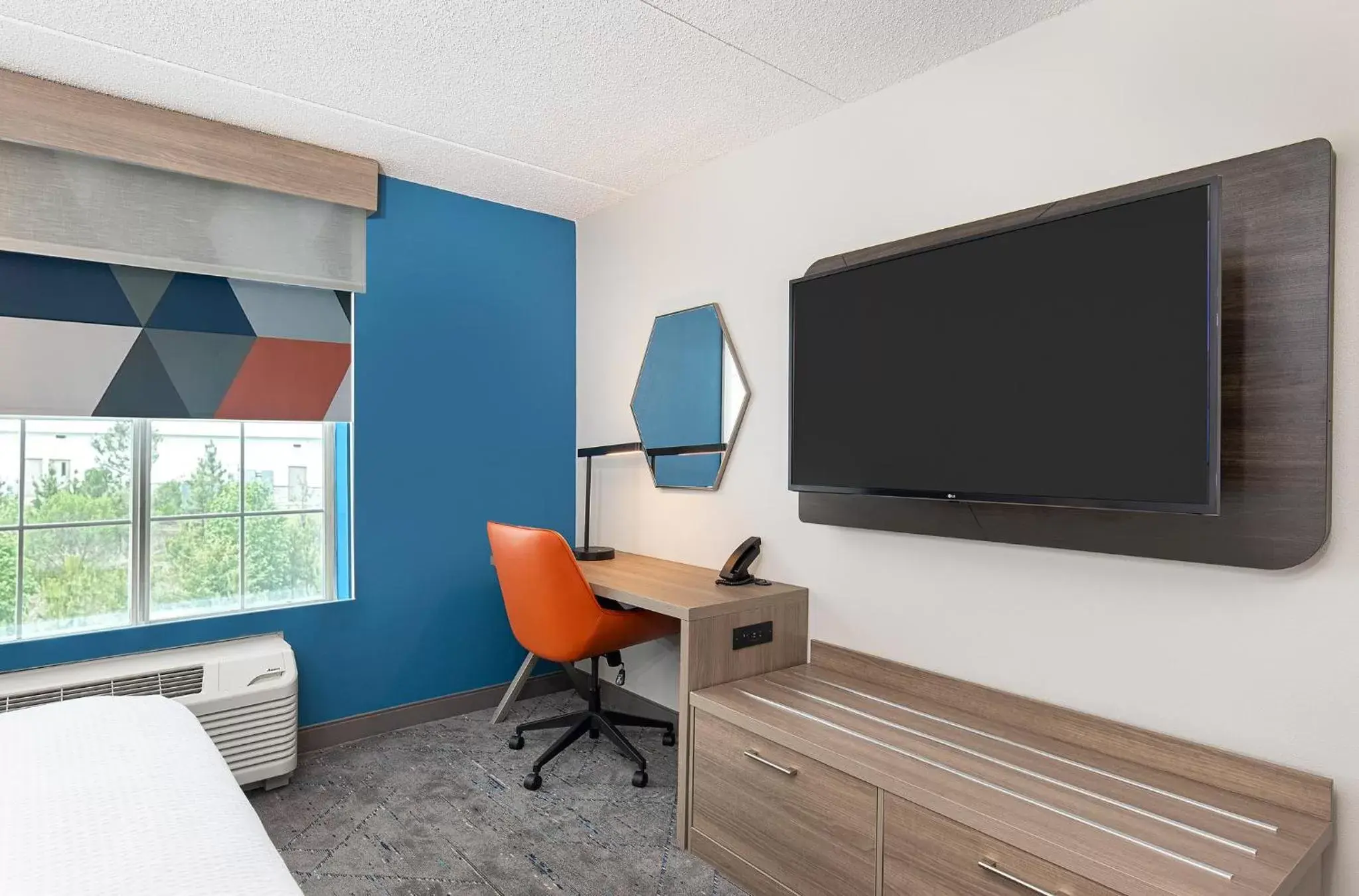 Photo of the whole room, TV/Entertainment Center in Holiday Inn Express & Suites Columbus at Northlake, an IHG Hotel