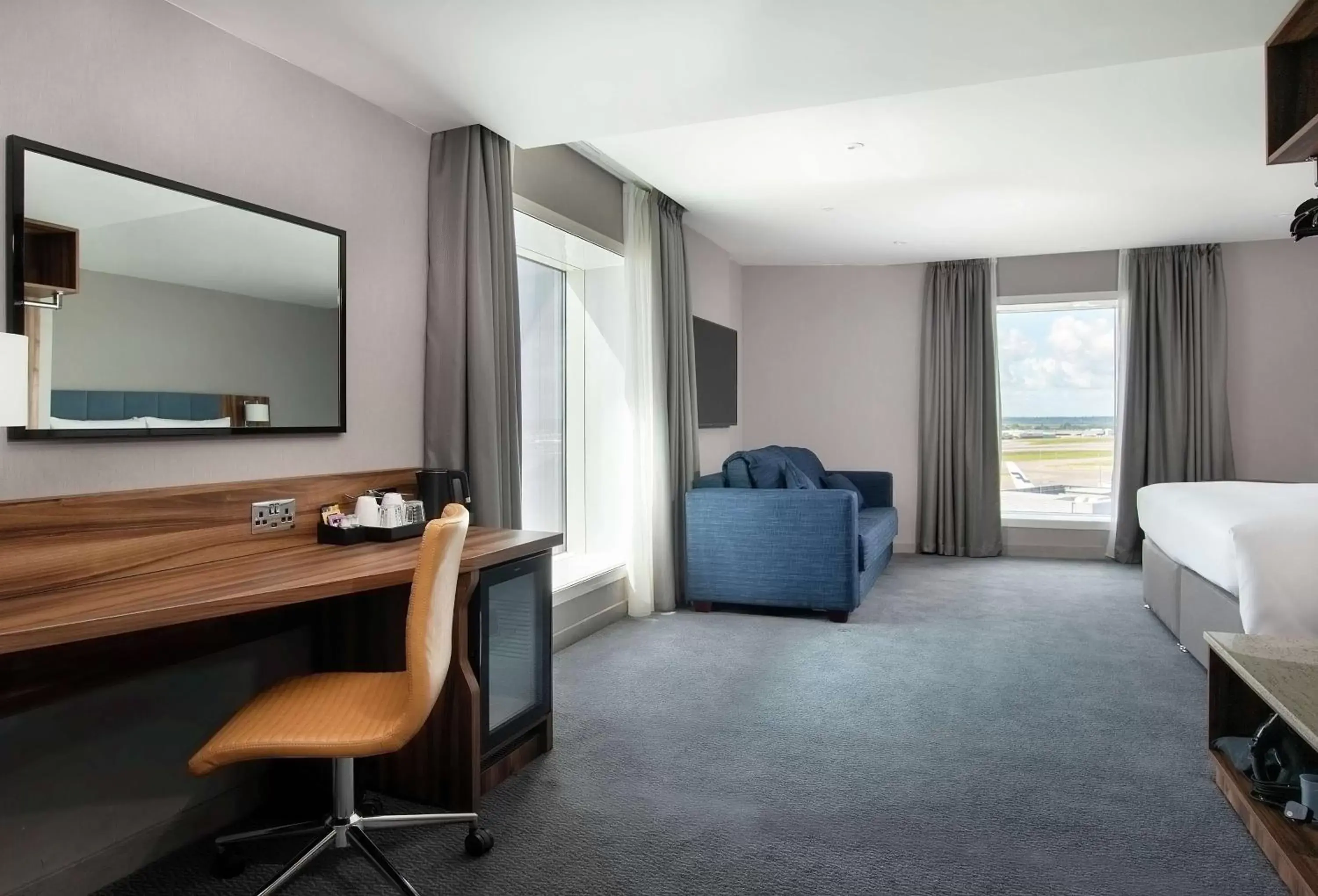 Bedroom, TV/Entertainment Center in Hilton Garden Inn London Heathrow Terminal 2 and 3