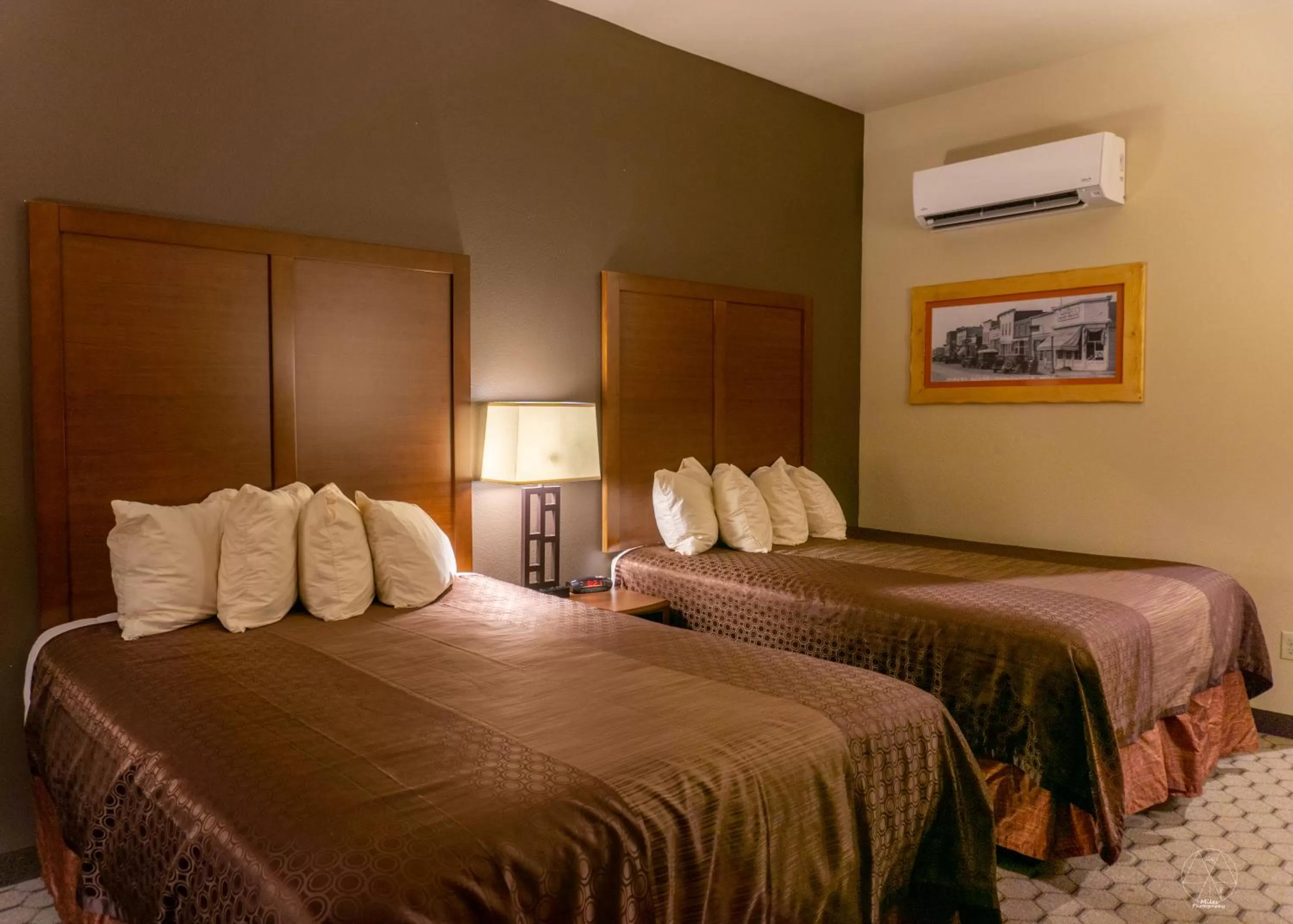 Bed in Newcastle Lodge & Convention Center